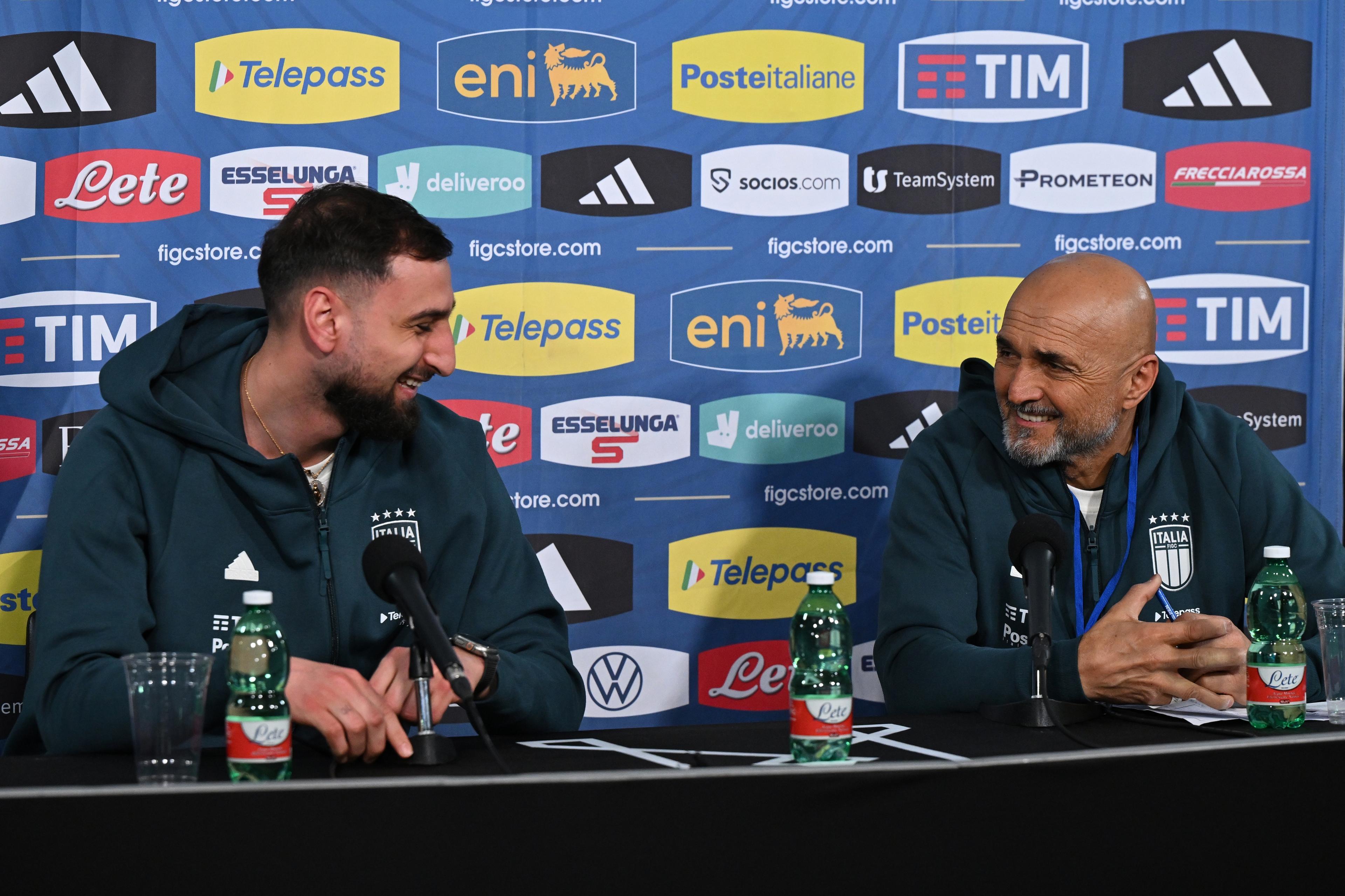 FORT LAUDERDALE, FLORIDA - MARCH 20: Head coach Italy Luciano Spalletti and Gianluigi Donnarumma of Italy speak with the media during a press conference on March 20, 2024 in Fort Lauderdale, Florida. (Photo by Claudio Villa/Getty Images)