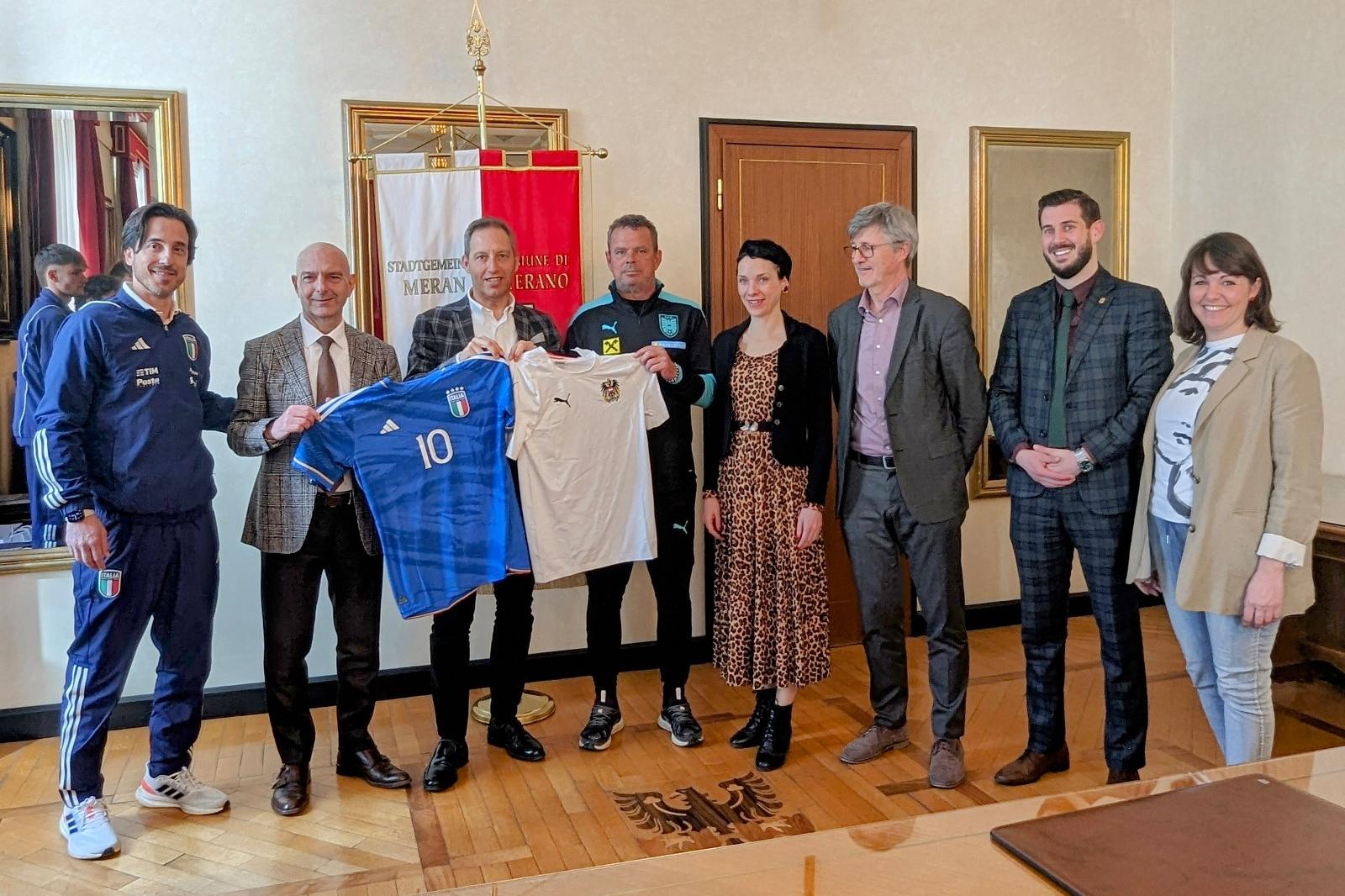 Merano si colora d'azzurro per il doppio test con l’Austria. Oggi le delegazioni sono state ricevute in municipio, giovedì i primi 90’