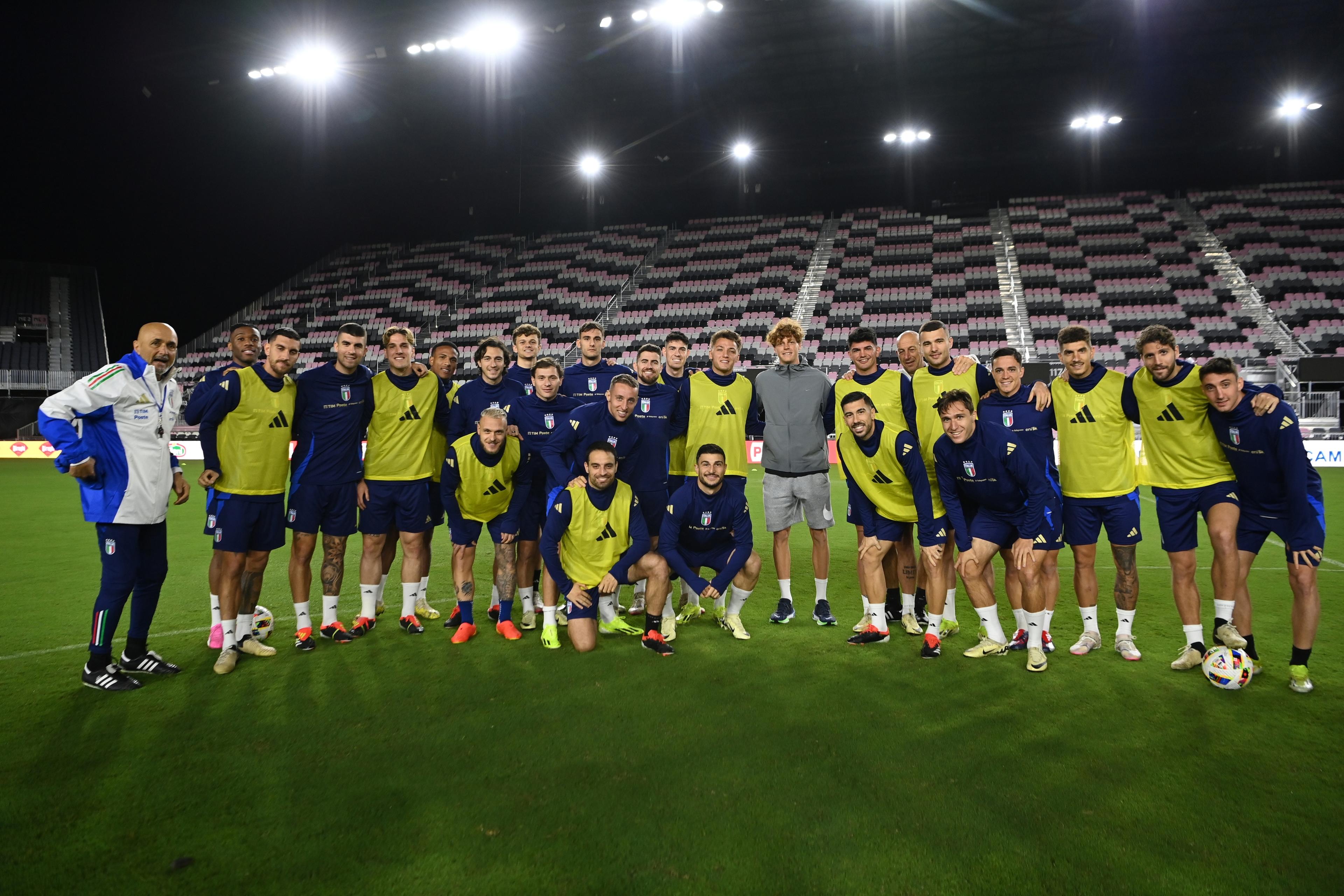 FORT LAUDERDALE, FLORIDA - MARCH 19:  Players, staff of Italy and Jannik Sinner pose for a photo before a Italy training session at Chase Stadium on March 19, 2024 in Fort Lauderdale, Florida.  (Photo by Claudio Villa/Getty Images)