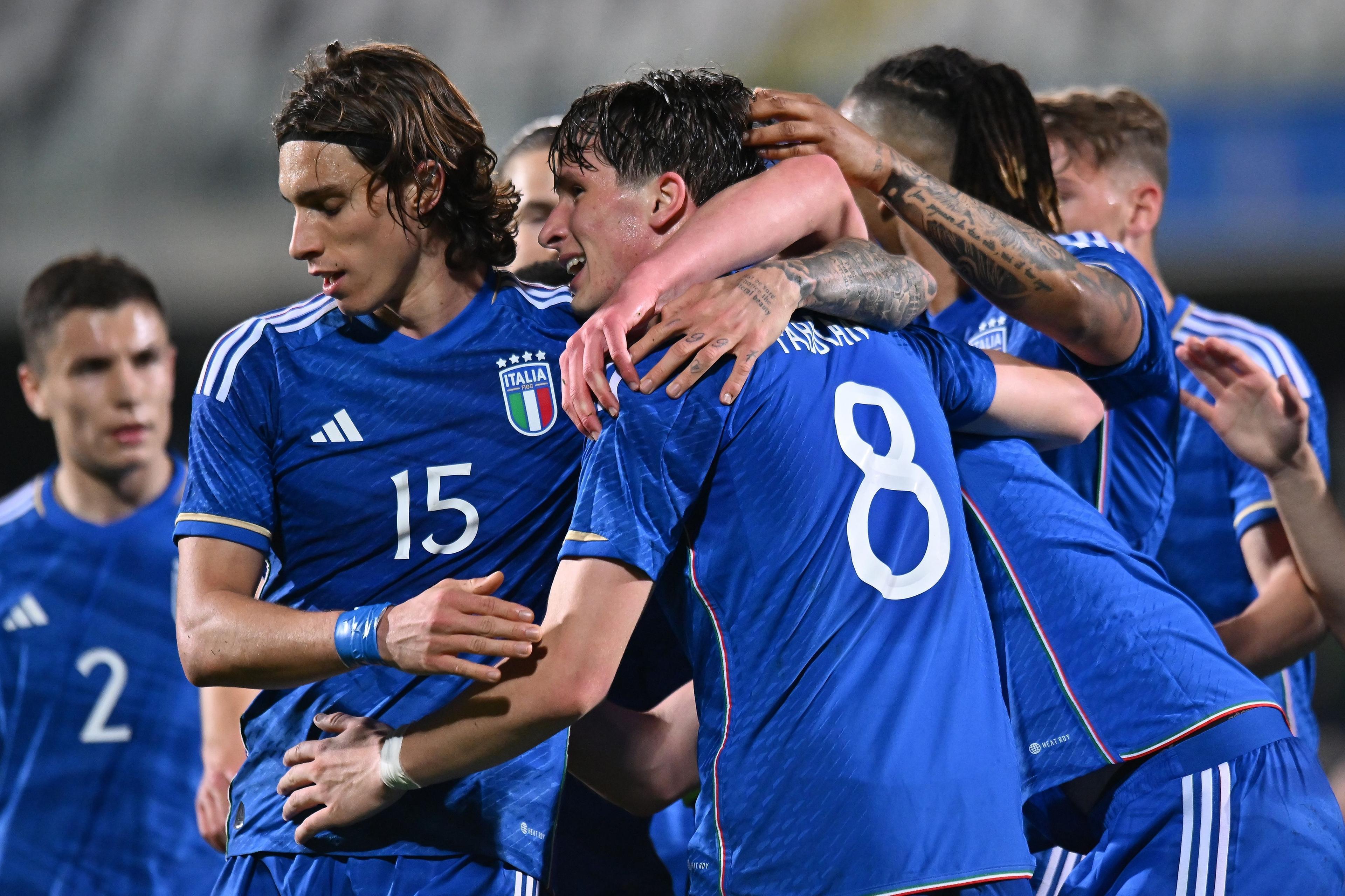 CESENA, ITALY - MARCH 22: Giovanni Fabbian of Italy U21  celebrates after scoring his team second goal with teammates during the UEFA Under21 EURO Qualifier match between Italy U21 and Latvia U21 at Dino Manuzzi Stadium on March 22, 2024 in Cesena, Italy. (Photo by Alessandro Sabattini/Getty Images)