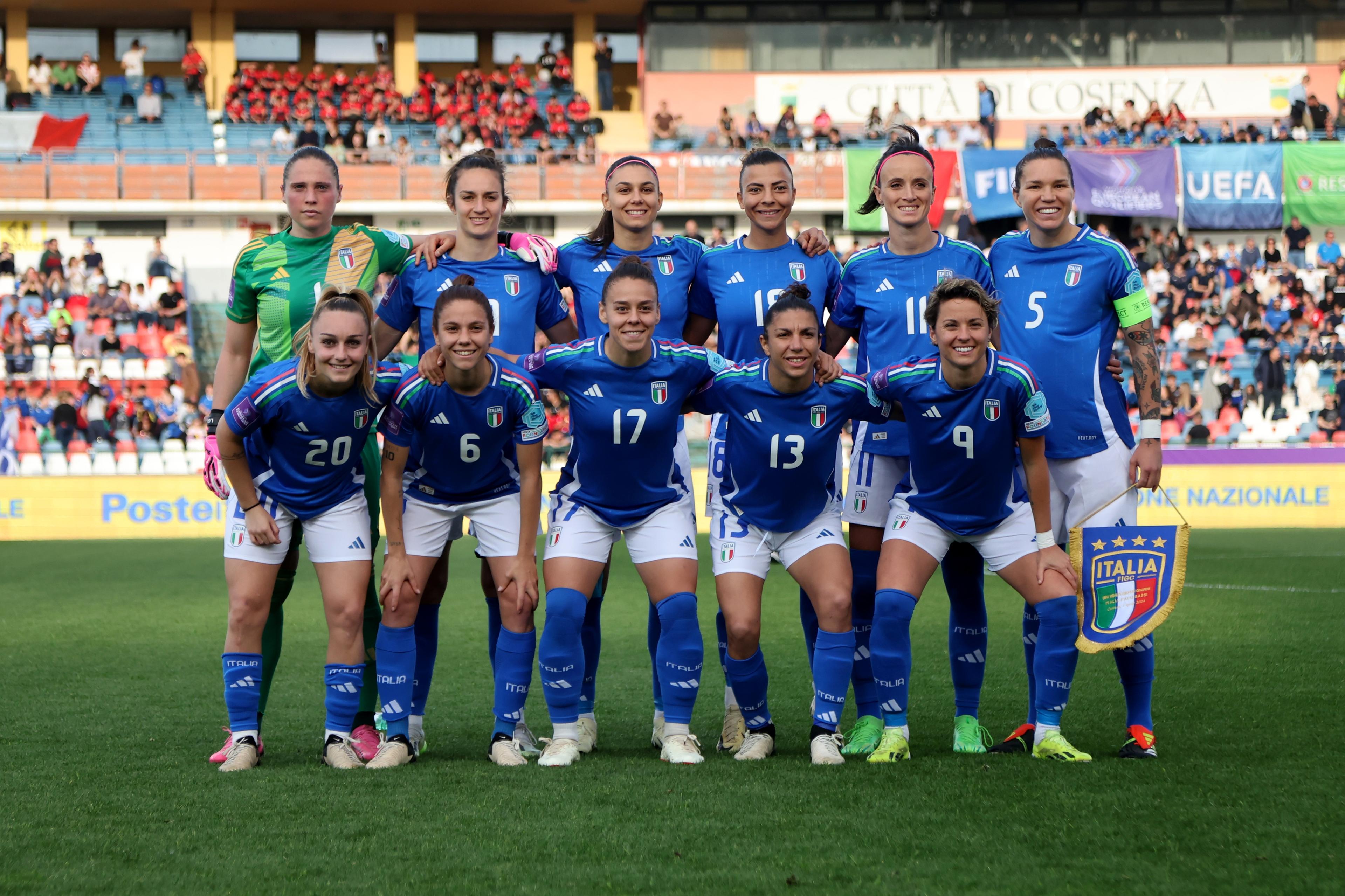 COSENZA, ITALY - APRIL 05: Players of Italy pose for photo prior the UEFA EURO 2025 Women's Qualifiers between Italy and Netherlands at Stadio San Vito on April 05, 2024 in Cosenza, Italy. (Photo by Maurizio Lagana/Getty Images)