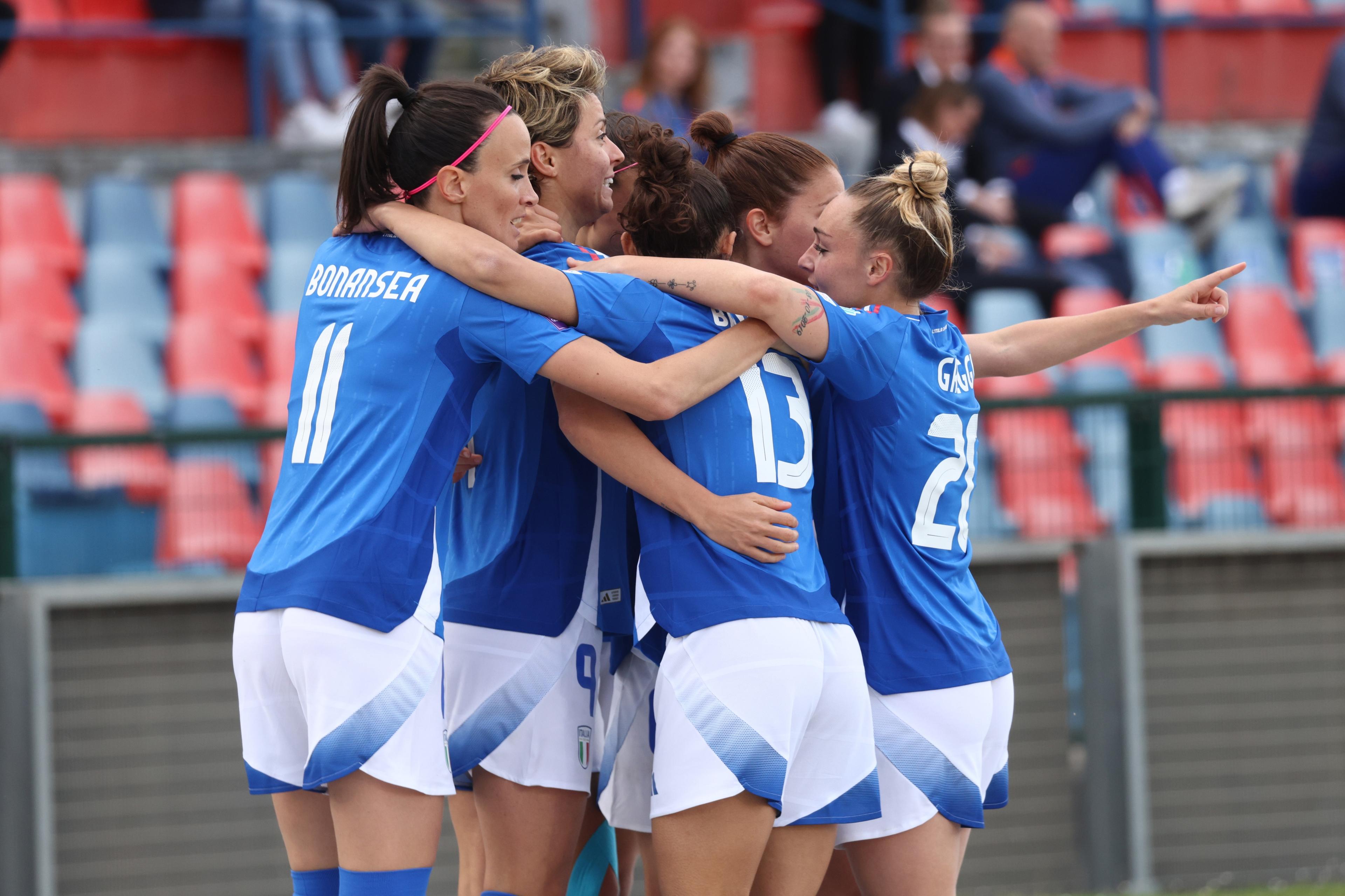 COSENZA, ITALY - APRIL 05: Valentina Giacinti of Italy celebrates after scoring his team's opening goal during the UEFA EURO Woman Qualifier between Italy and Netherlands at Stadio San Vito on April 05, 2024 in Cosenza, Italy. (Photo by Maurizio Lagana/Getty Images)