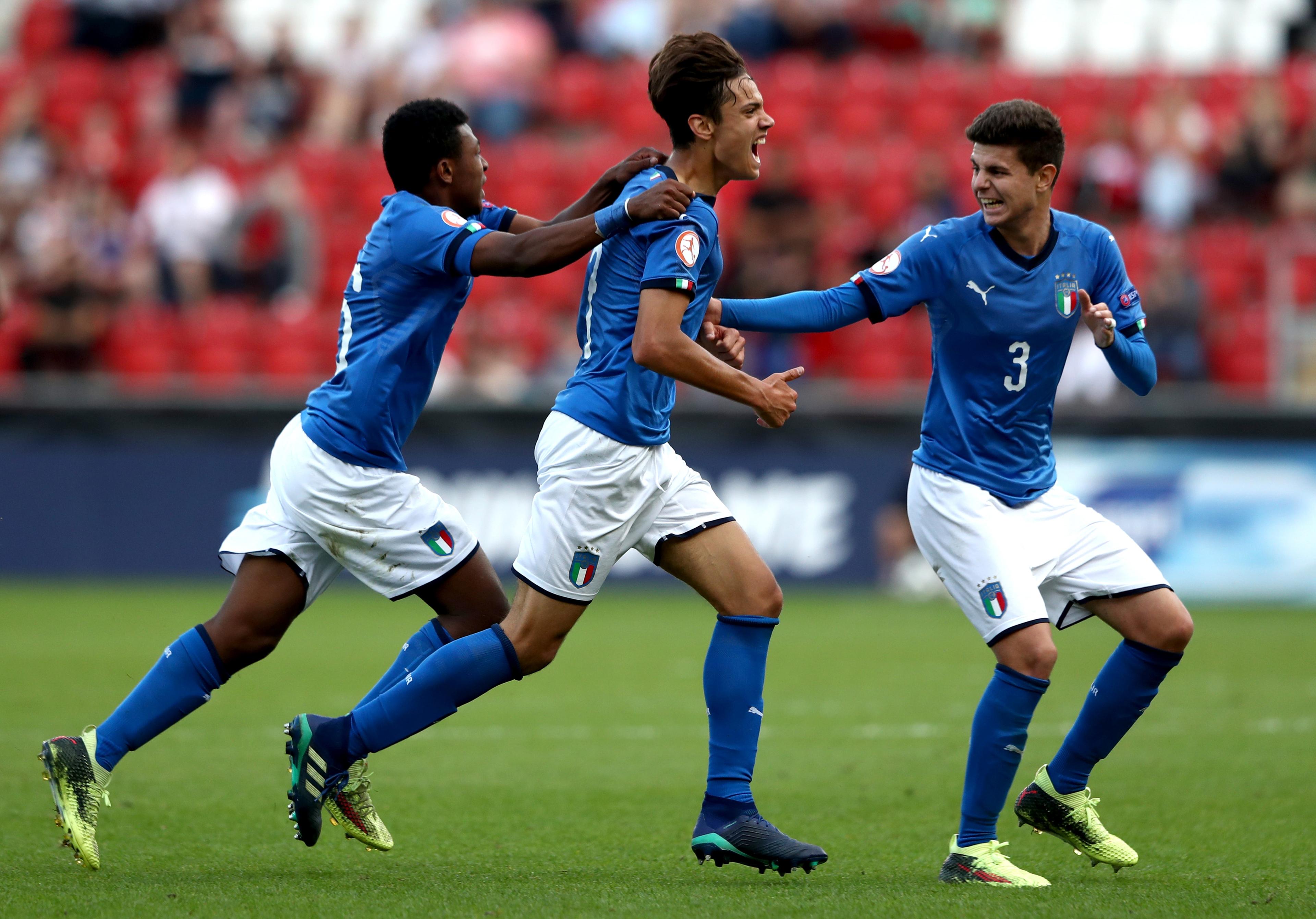 ROTHERHAM, ENGLAND - MAY 20: Samuele Ricci of Italy celebrates after scoring his sides first goal with his team mates during the UEFA European Under-17 Championship Final between Italy and the Netherlands at New York Stadium on May 20, 2018 in Rotherham, England. (Photo by Matthew Lewis/Getty Images)