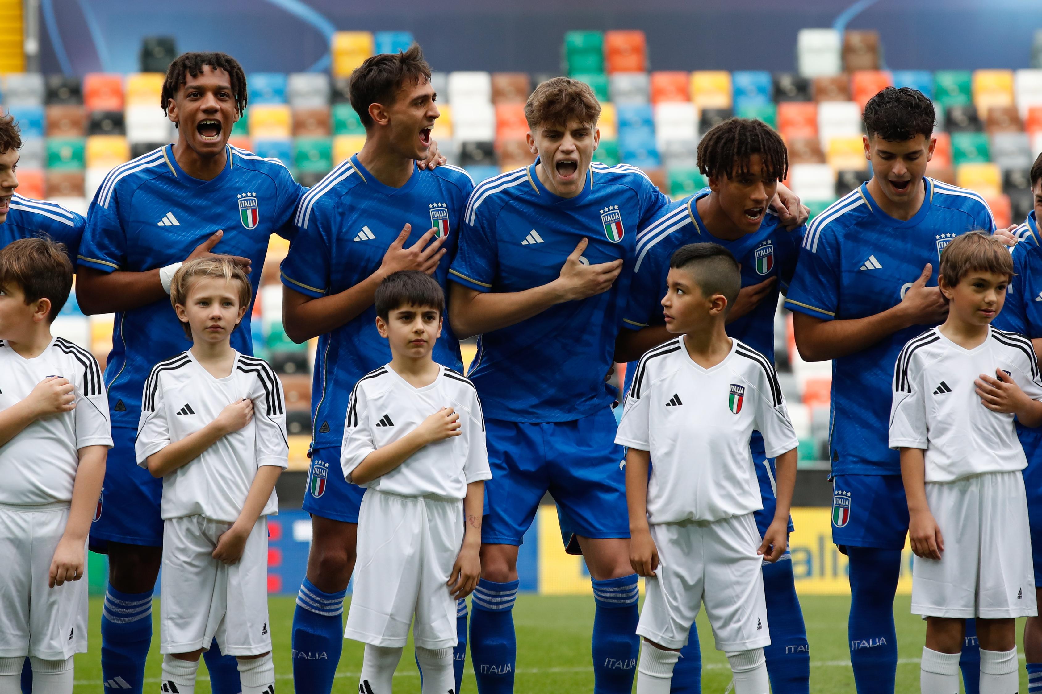 UDINE, ITALY - MARCH 23: The Italian starting eleven sing their national anthem before the UEFA EURO 2024 Elite Round Qualifier between Czech Republic U19 and Italy U19 at Stadio Friuli on March 23, 2024 in Udine, Italy.  (Photo by Timothy Rogers/Getty Images)