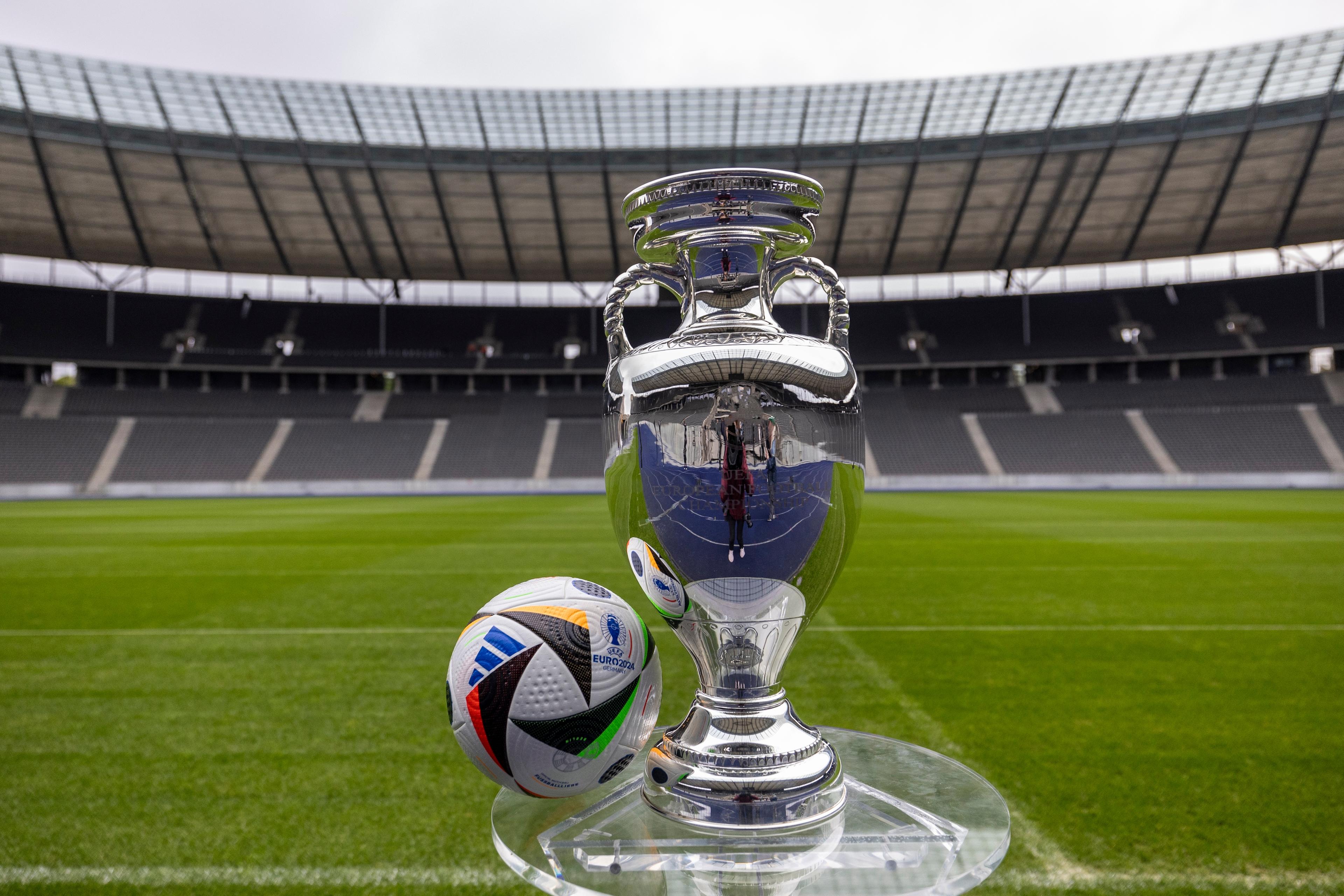 EURO 2024, ufficiale l'opportunità per le nazionali di inserire fino a 26 giocatori in rosa: le 15 riserve potranno sedere tutte in panchina