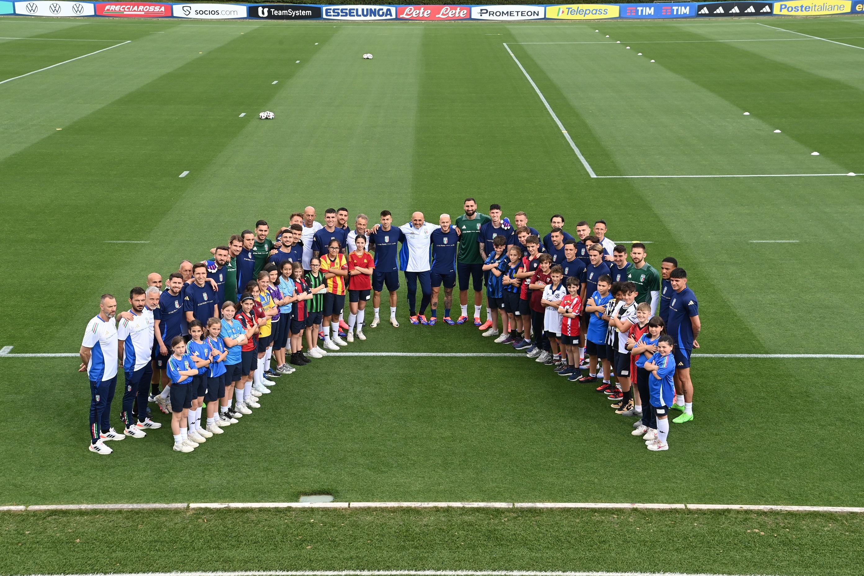 Primo allenamento a Coverciano, in campo anche 20 bambini con le maglie delle squadre di Serie A. Spalletti: \"L’Azzurro ci unisce sempre!\"