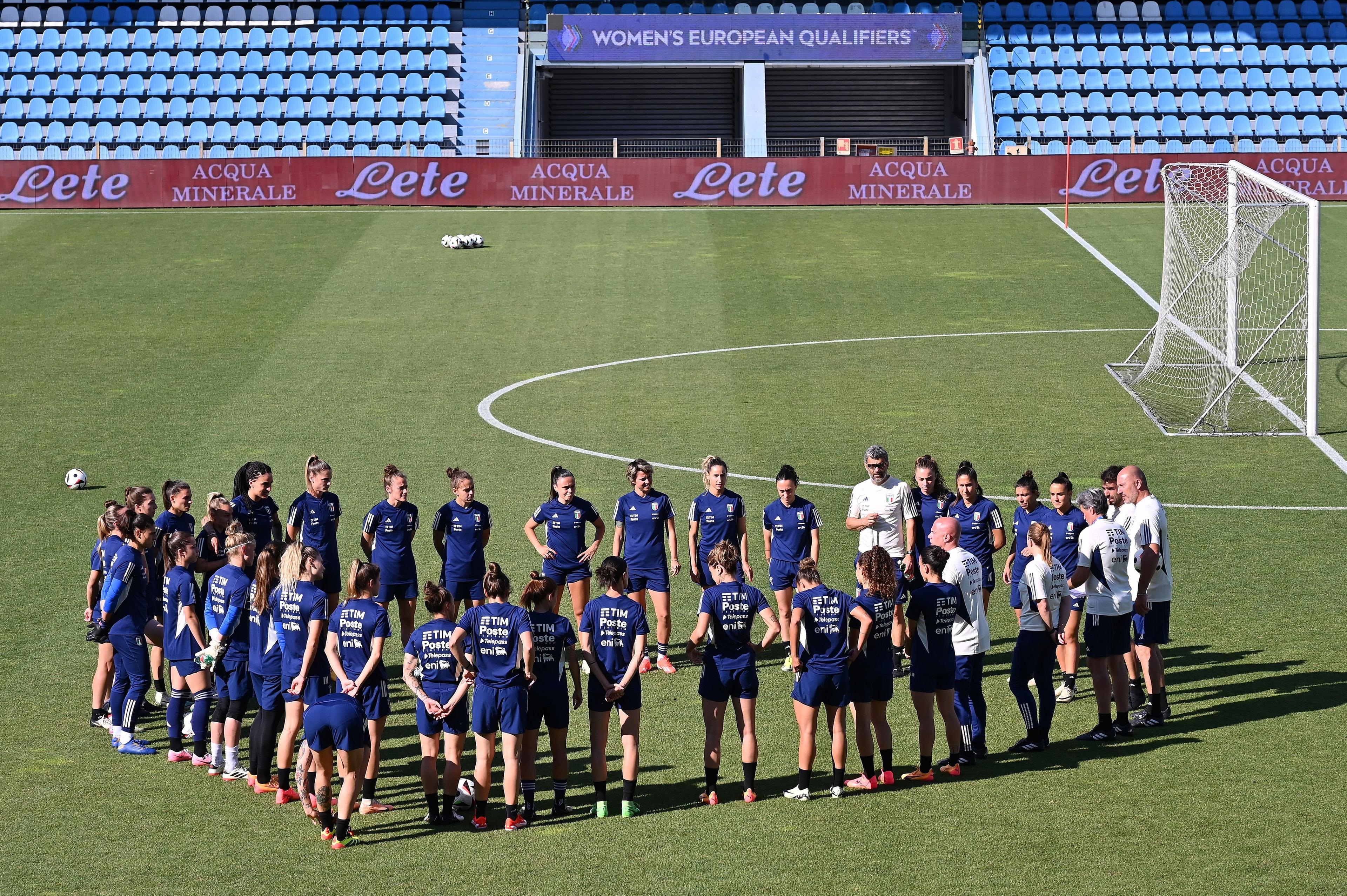 FERRARA, ITALY - JUNE 03:Italian players warm up during the Italy Women Press Conference & Walk Around at Stadio Paolo Mazza on June 03, 2024 in Ferrara, Italy. (Photo by Alessandro Sabattini/Getty Images)
