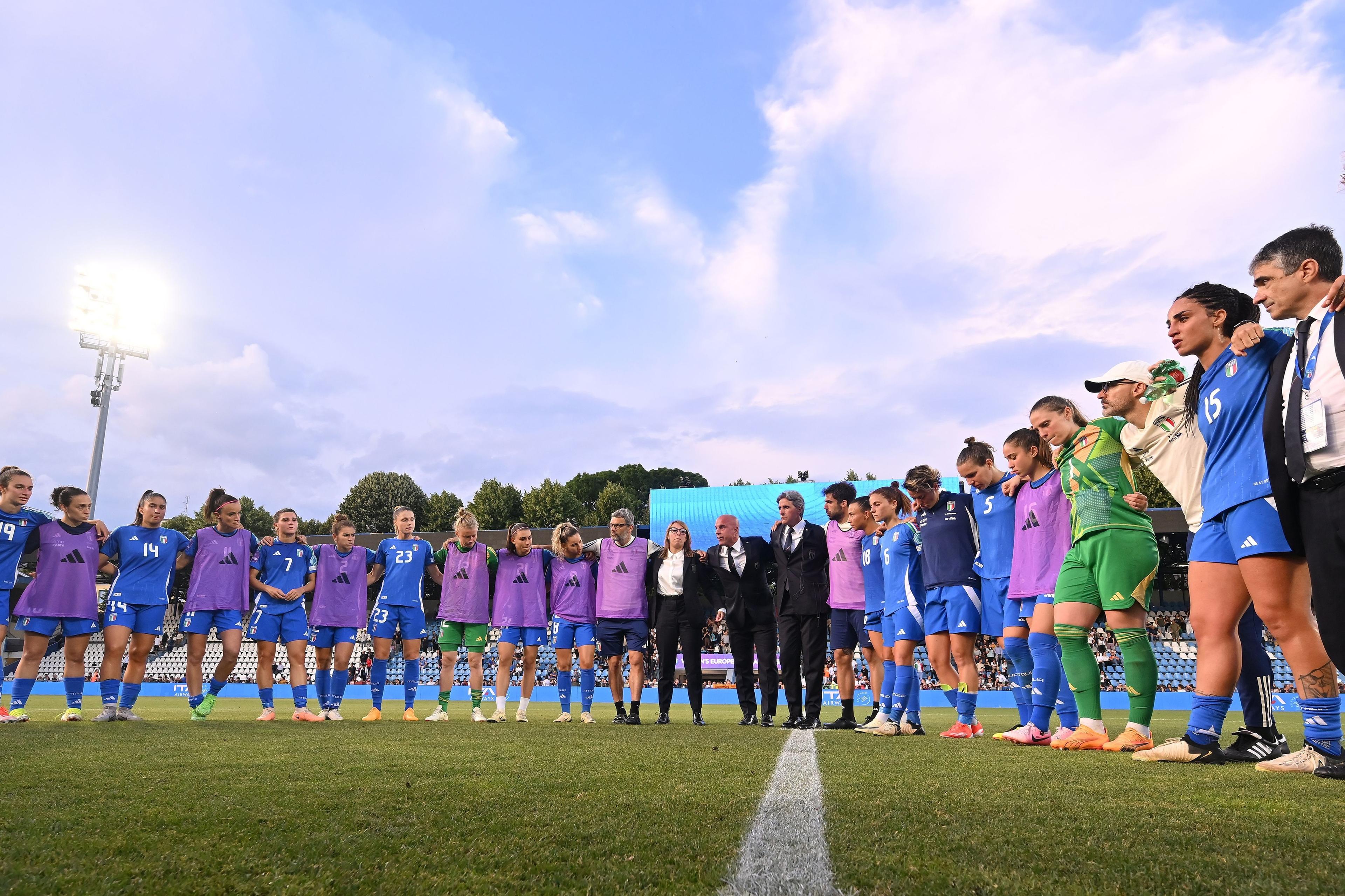 FERRARA, ITALY - JUNE 04: Andrea Soncin head coach of Italy speak with his staff and players during the UEFA Women\\'s EURO 2025 Qualifier match between Italy and Norway at Stadio Paolo Mazza on June 04, 2024 in Ferrara, Italy. (Photo by Alessandro Sabattini/Getty Images)
