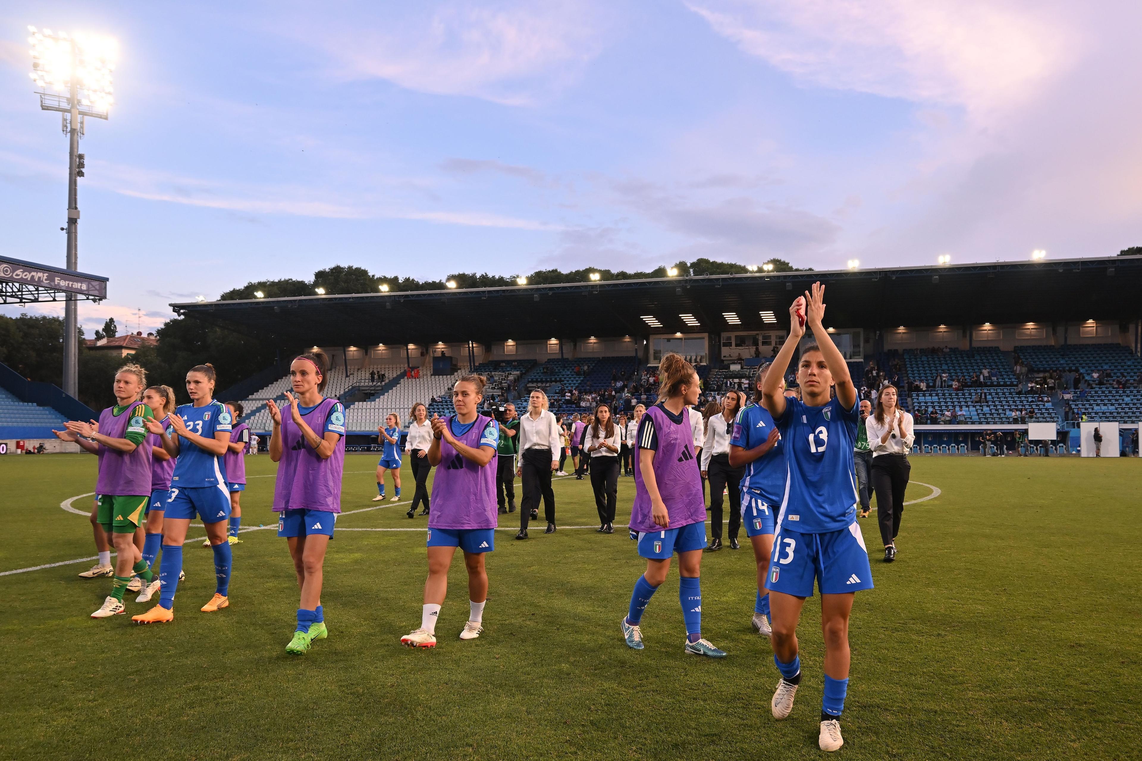 FERRARA, ITALY - JUNE 04:Italian players greet their fans after the UEFA Women's EURO 2025 Qualifier match between Italy and Norway at Stadio Paolo Mazza on June 04, 2024 in Ferrara, Italy. (Photo by Alessandro Sabattini/Getty Images)