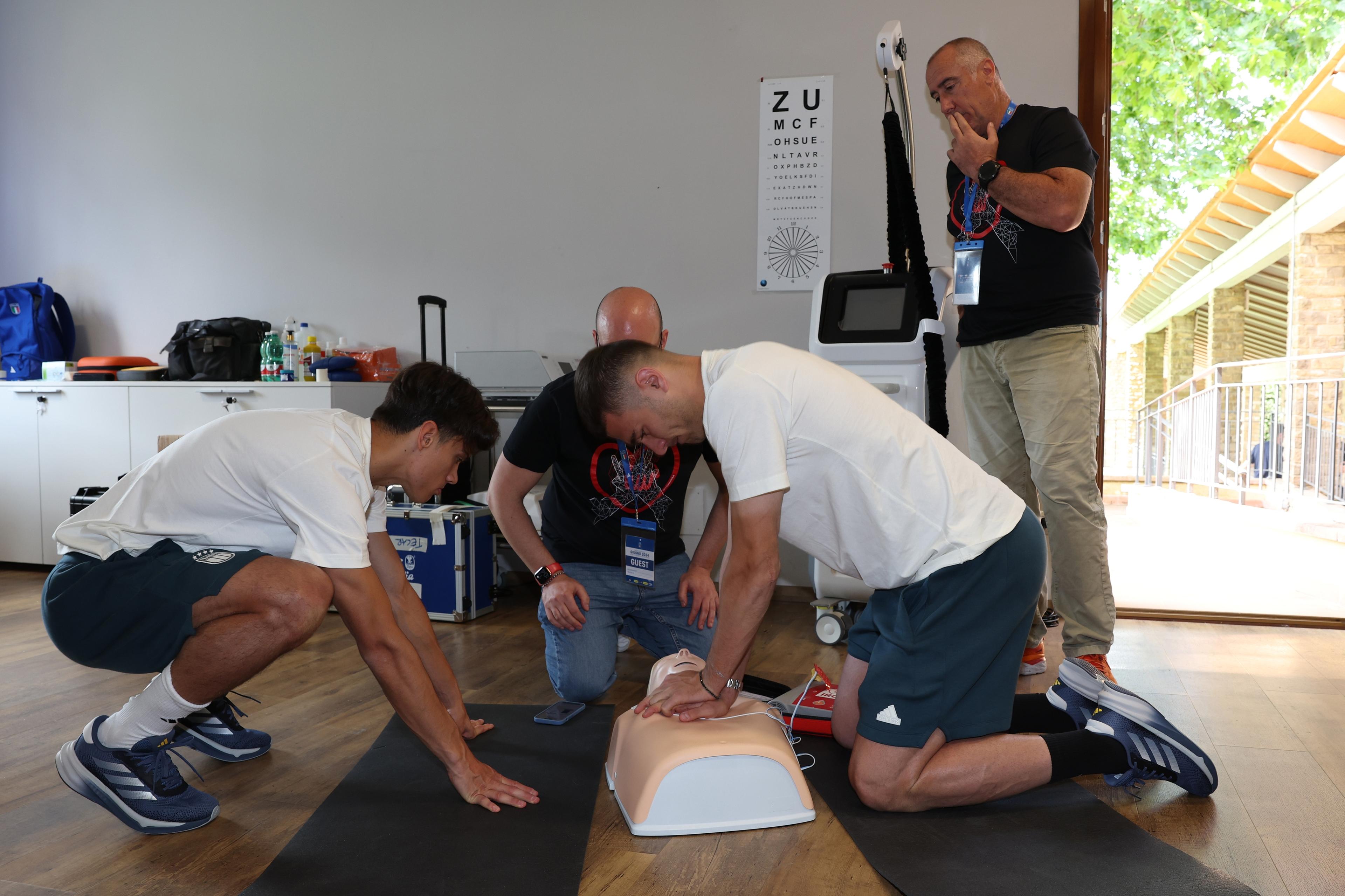Gli Azzurri ‘a lezione’ per la rianimazione cardiopolmonare, De Carli: \"Sono incontri fondamentali\"