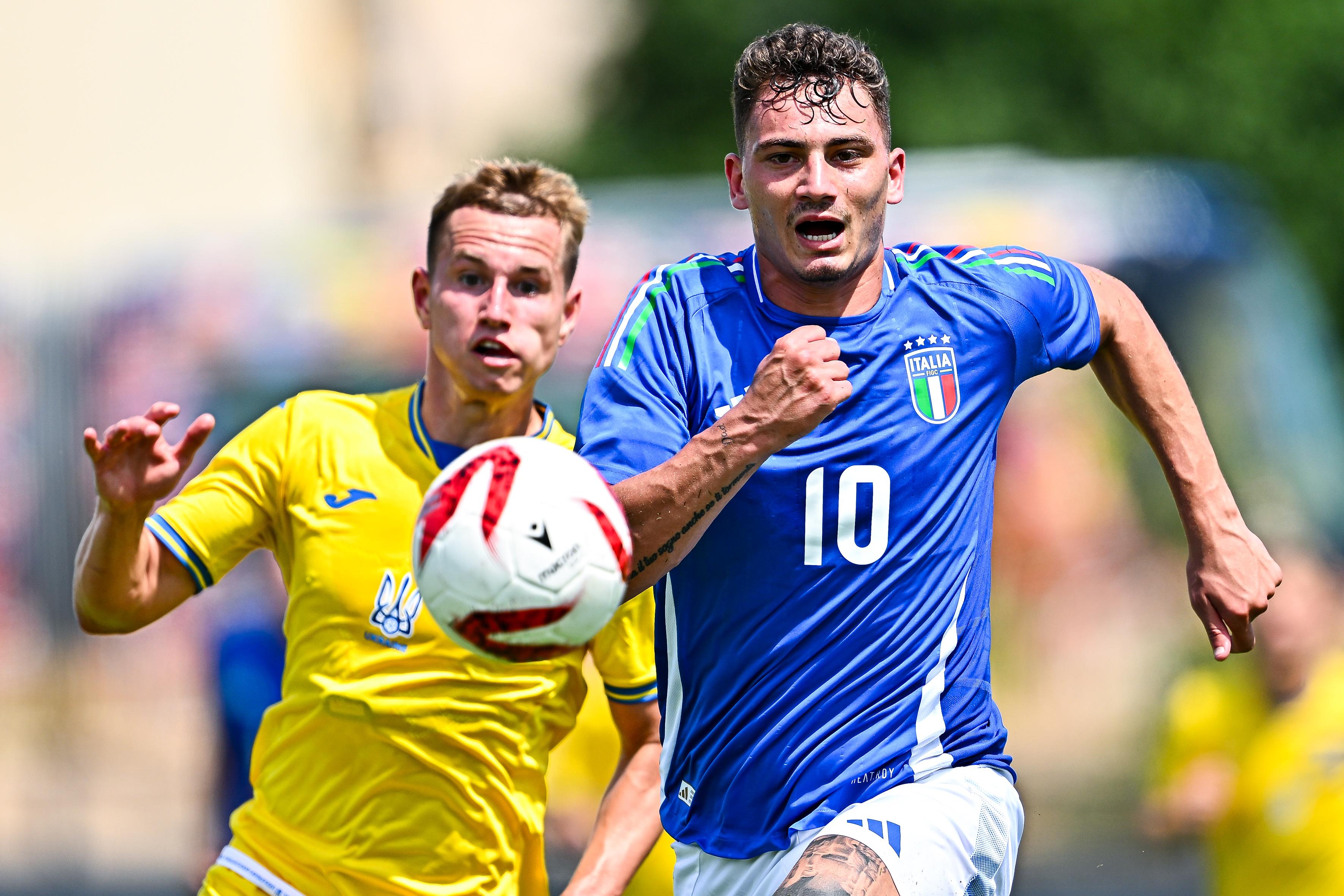 AUBAGNE, FRANCE - JUNE 6: Illia Krupskyi of Ukraine U21 (left) and Sebastiano Esposito of Italy U21 vie for the ball during the 50th Tournoi Maurice Revello match between Ukraine U21 and Italy U21 at Stade de Lattre on June 6, 2024 in Aubagne, France. (Photo by Simone Arveda/Getty Images)