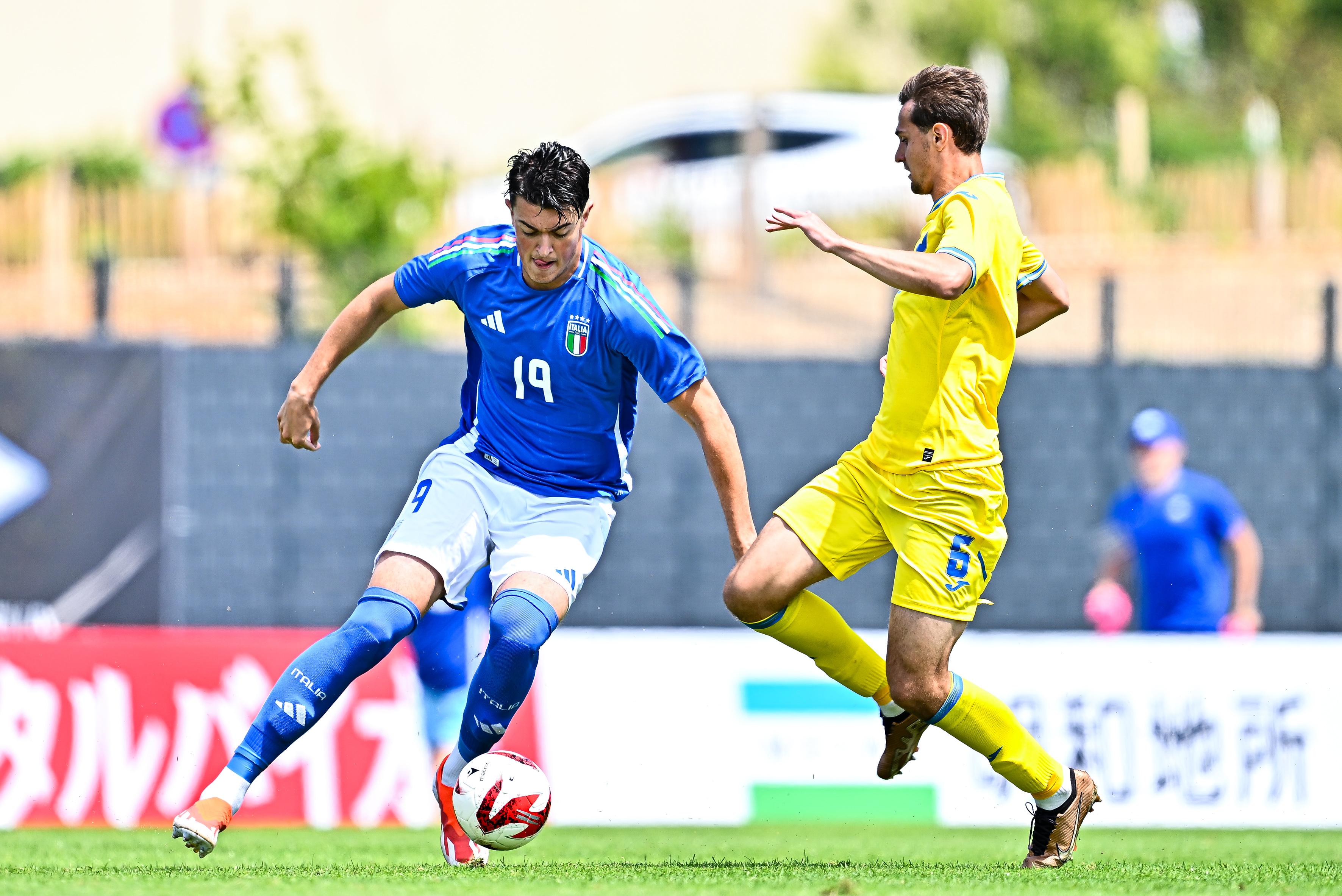 AUBAGNE, FRANCE - JUNE 6: Leonardo Cerri of Italy U21 (lft) and Denys Shostak of Ukraine U21 vie for the ball during the 50th Tournoi Maurice Revello match between Ukraine U21 and Italy U21 at Stade de Lattre on June 6, 2024 in Aubagne, France. (Photo by Simone Arveda/Getty Images)