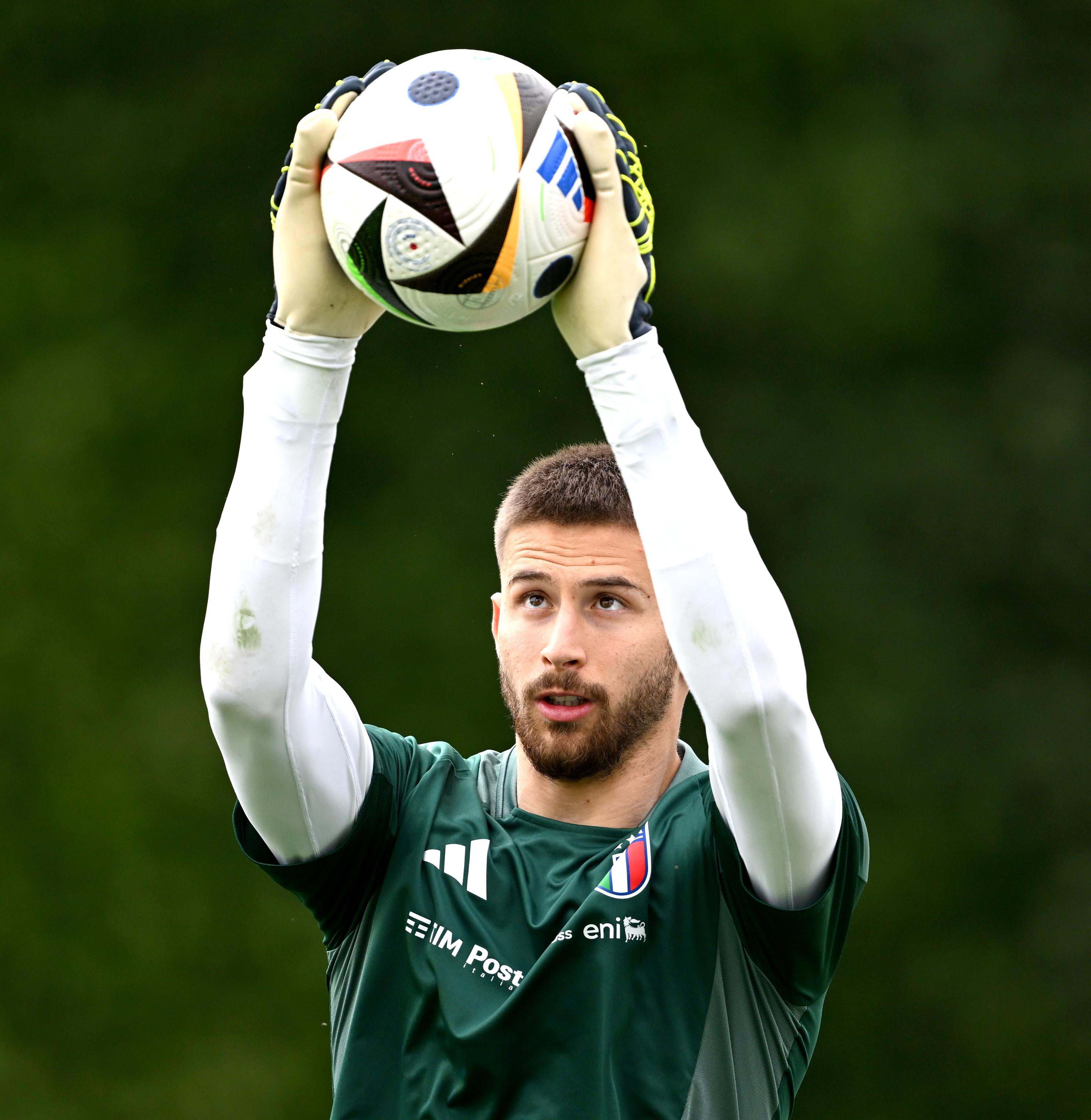 FLORENCE, ITALY - JUNE 08: Guglielmo Vicario of Italy in action during a Italy training session at Centro Tecnico Federale di Coverciano on June 08, 2024 in Florence, Italy. (Photo by Claudio Villa/Getty Images)