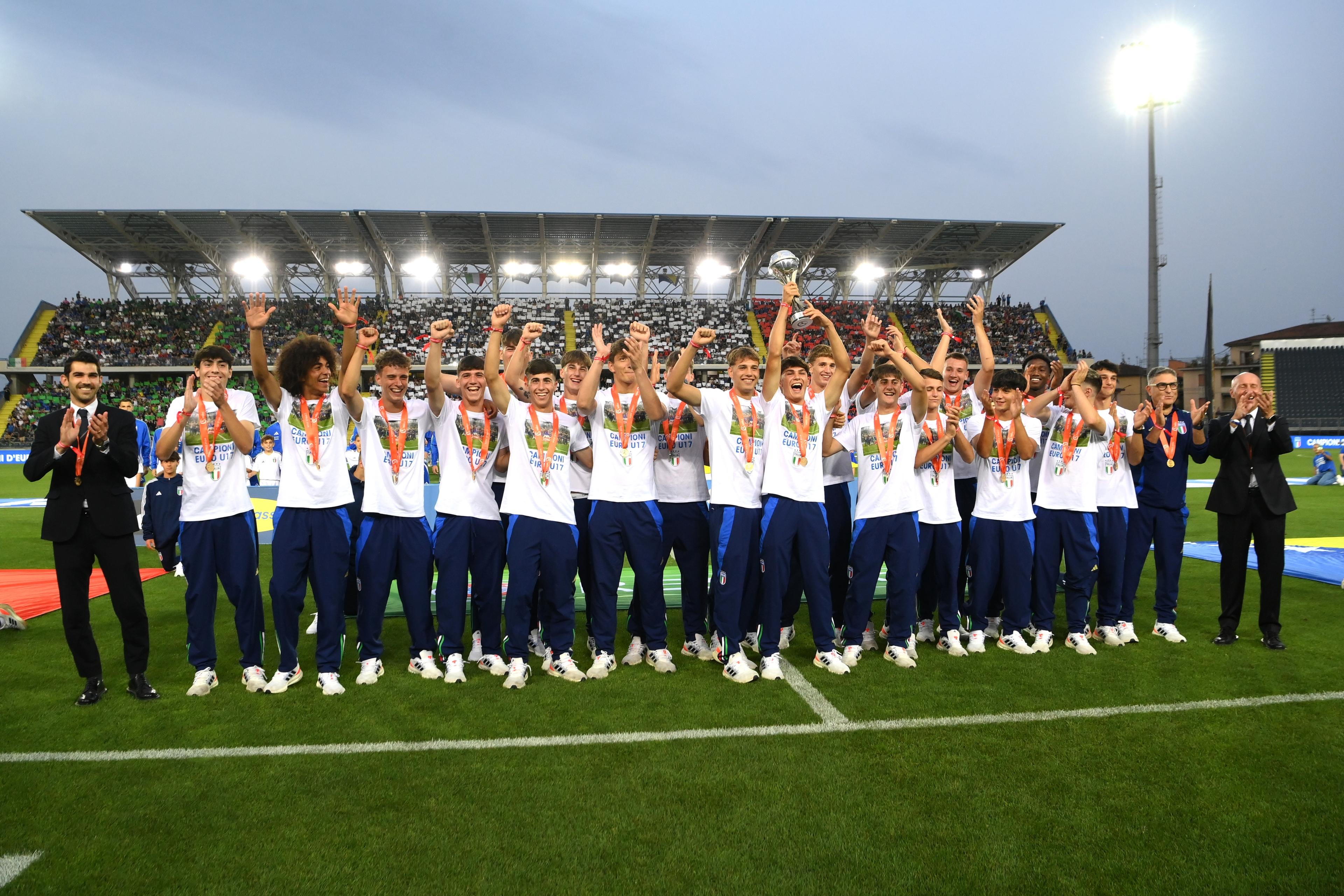 EMPOLI, ITALY - JUNE 09: Players of Italy U17 celebrate the victory of UEFA European Under 17-Championship 2023/2024 before International Friendly beetween Italy and Bosnia & Herzegovina at Stadio Carlo Castellani on June 09, 2024 in Empoli, Italy.  (Photo by Claudio Villa/Getty Images)