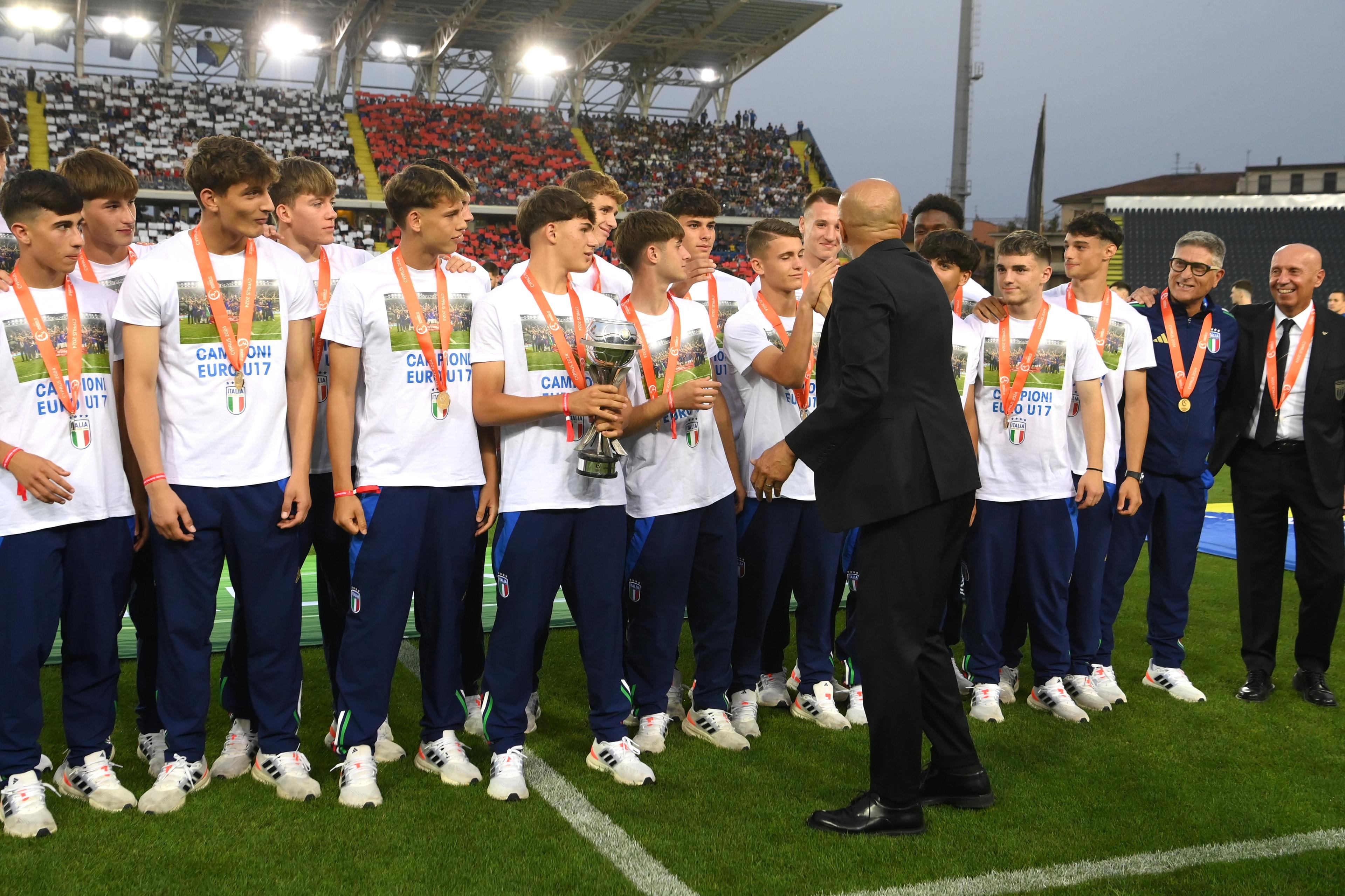 EMPOLI, ITALY - JUNE 09: Head coach of Italy Luciano Spalletti salutes players of Italy U17 before International Friendly beetween Italy and Bosnia & Herzegovina at Stadio Carlo Castellani on June 09, 2024 in Empoli, Italy. (Photo by Claudio Villa/Getty Images)