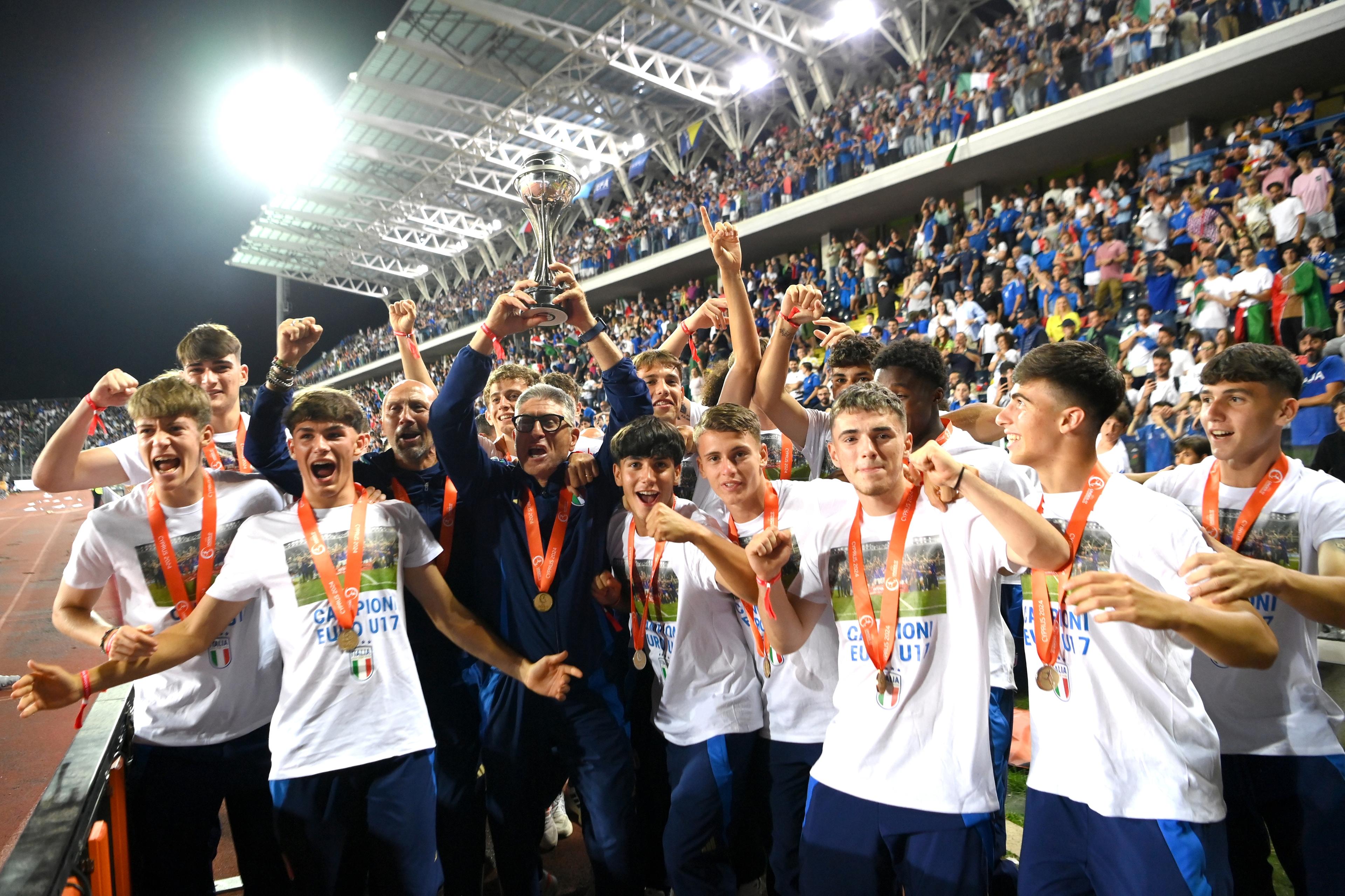 EMPOLI, ITALY - JUNE 09: Team of Italy U17 celebrate the victory of UEFA European Under 17-Championship 2023/2024 before International Friendly beetween Italy and Bosnia & Herzegovina at Stadio Carlo Castellani on June 09, 2024 in Empoli, Italy. (Photo by Claudio Villa/Getty Images)