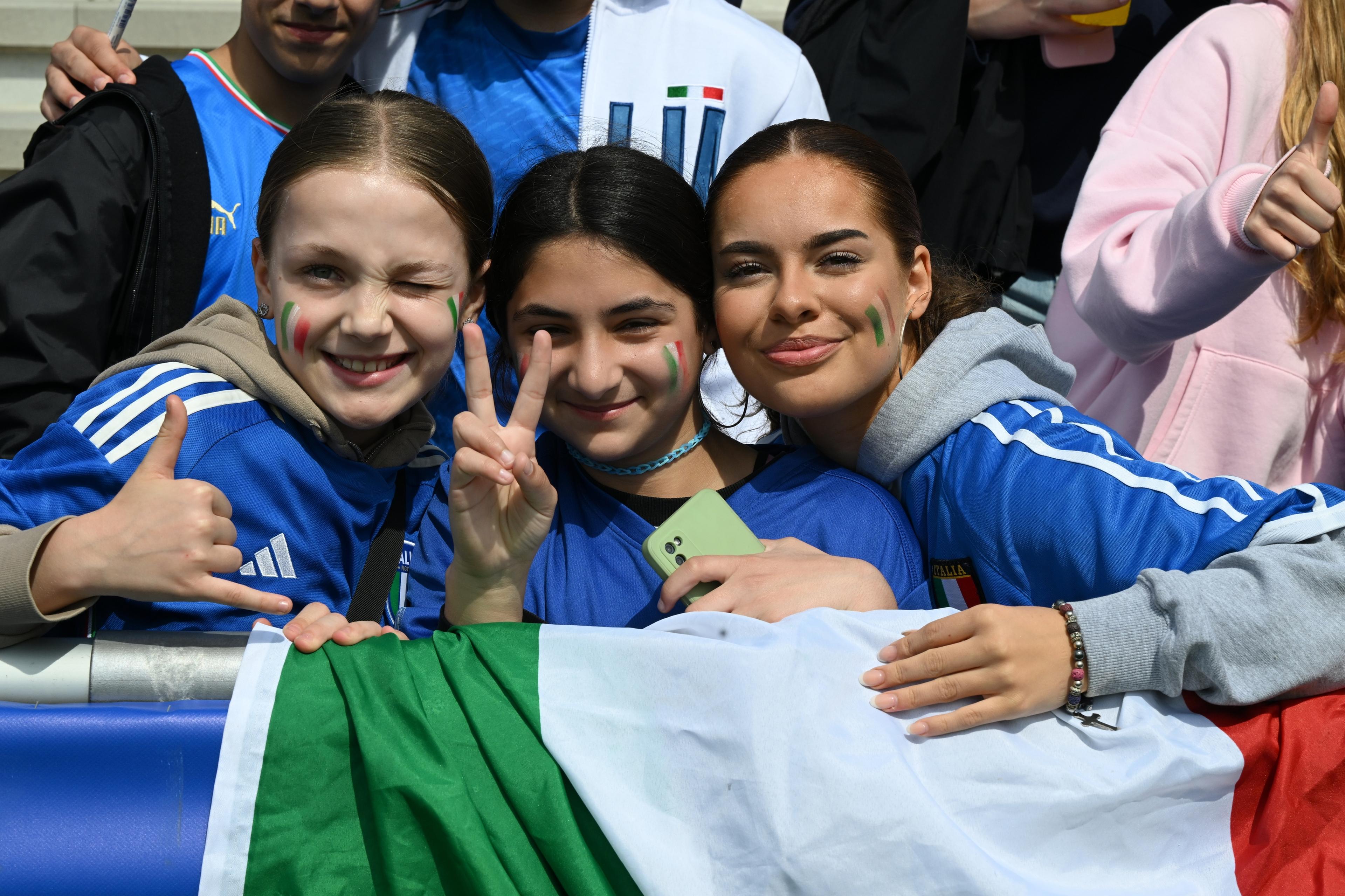 ISERLOHN, GERMANY - JUNE 11: Fans of Italy attend a training session of Italy at Hemberg-Stadion on June 11, 2024 in Iserlohn, Germany. (Photo by Claudio Villa/Getty Images for FIGC)