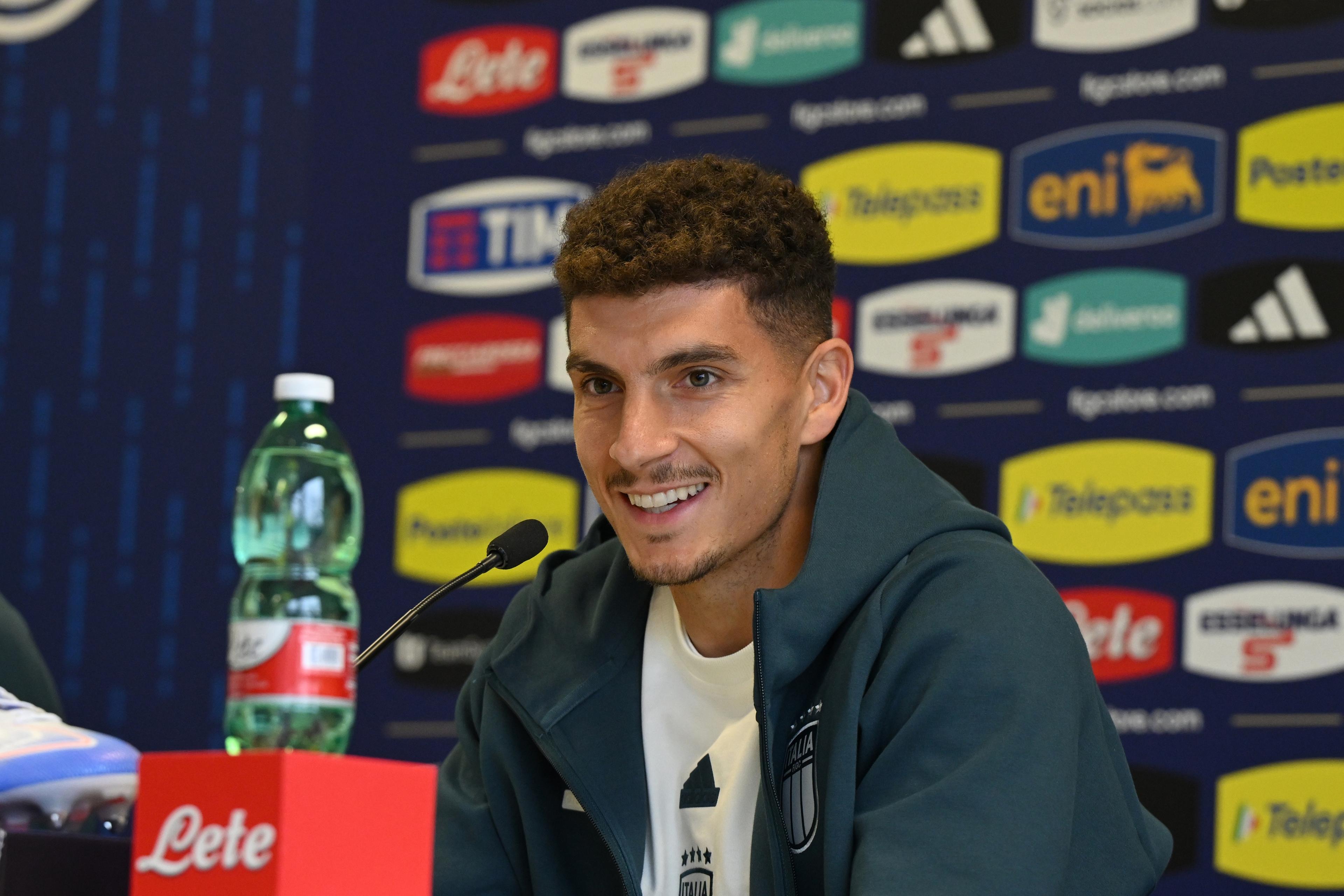 ISERLOHN, GERMANY - JUNE 12: Giovanni Di Lorenzo of Italy speaks with the media during Italy press conference at Hemberg-Stadion on June 12, 2024 in Iserlohn, Germany. (Photo by Claudio Villa/Getty Images for FIGC)