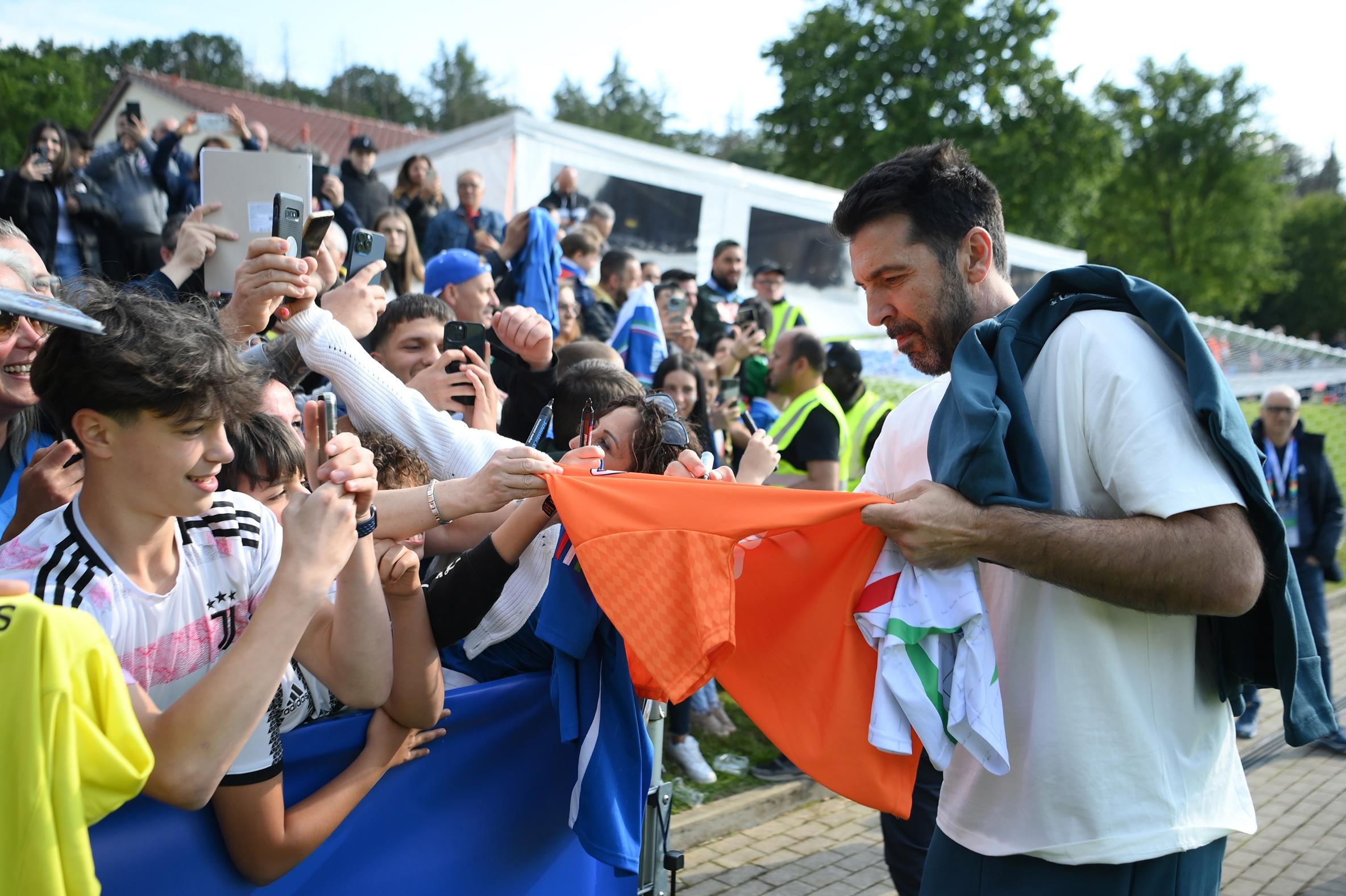 ISERLOHN, GERMANY - JUNE 11: Head delegation of Italy Gianluigi Buffon signs autographs during an Italy training session at Hemberg-Stadion on June 11, 2024 in Iserlohn, Germany. (Photo by Claudio Villa/Getty Images for FIGC)