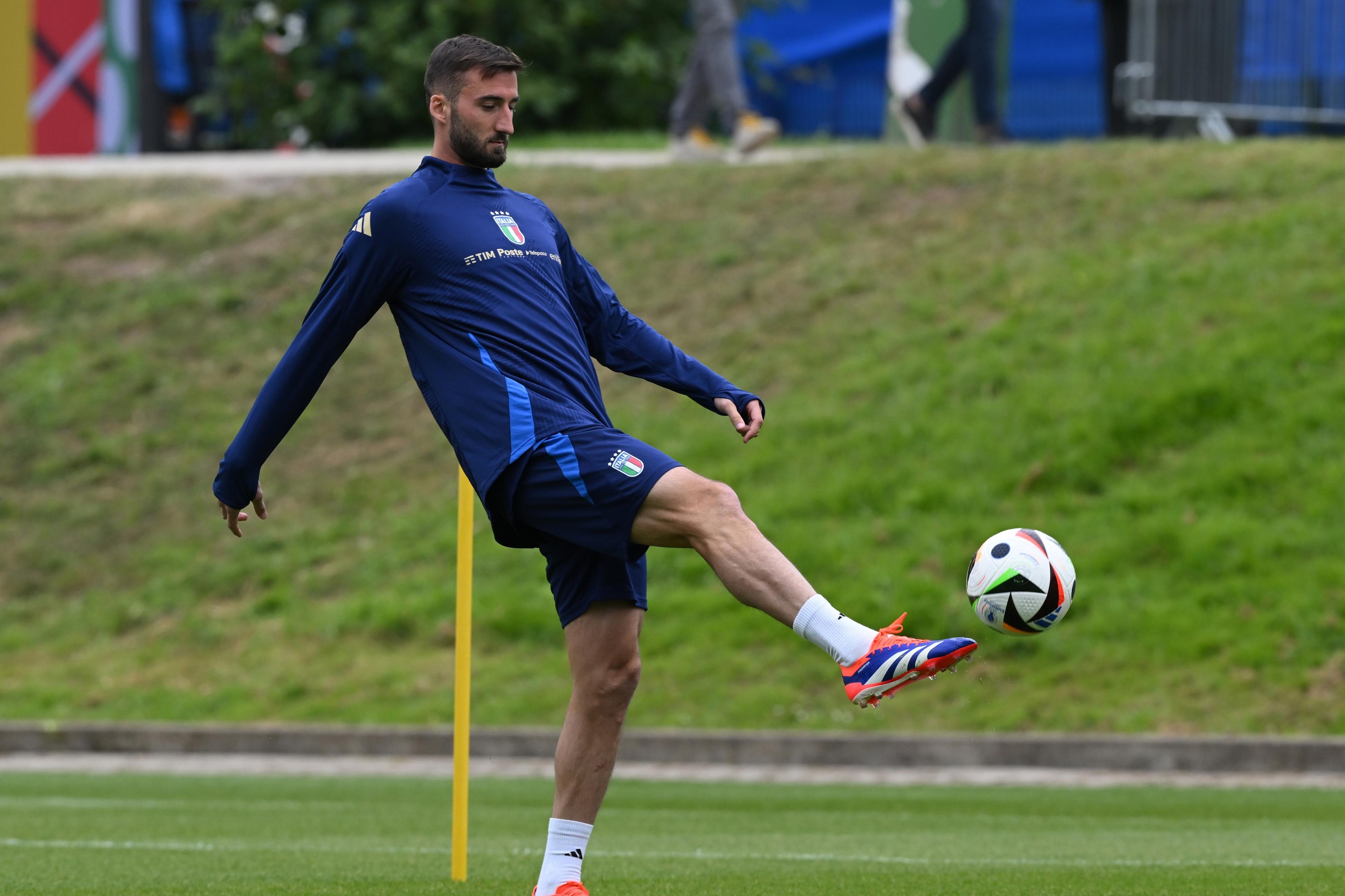 ISERLOHN, GERMANY - JUNE 12:  Bryan Cristante of Italy  in action during a Italy training session at Hemberg-Stadion on June 12, 2024 in Iserlohn, Germany. (Photo by Claudio Villa/Getty Images for FIGC)
