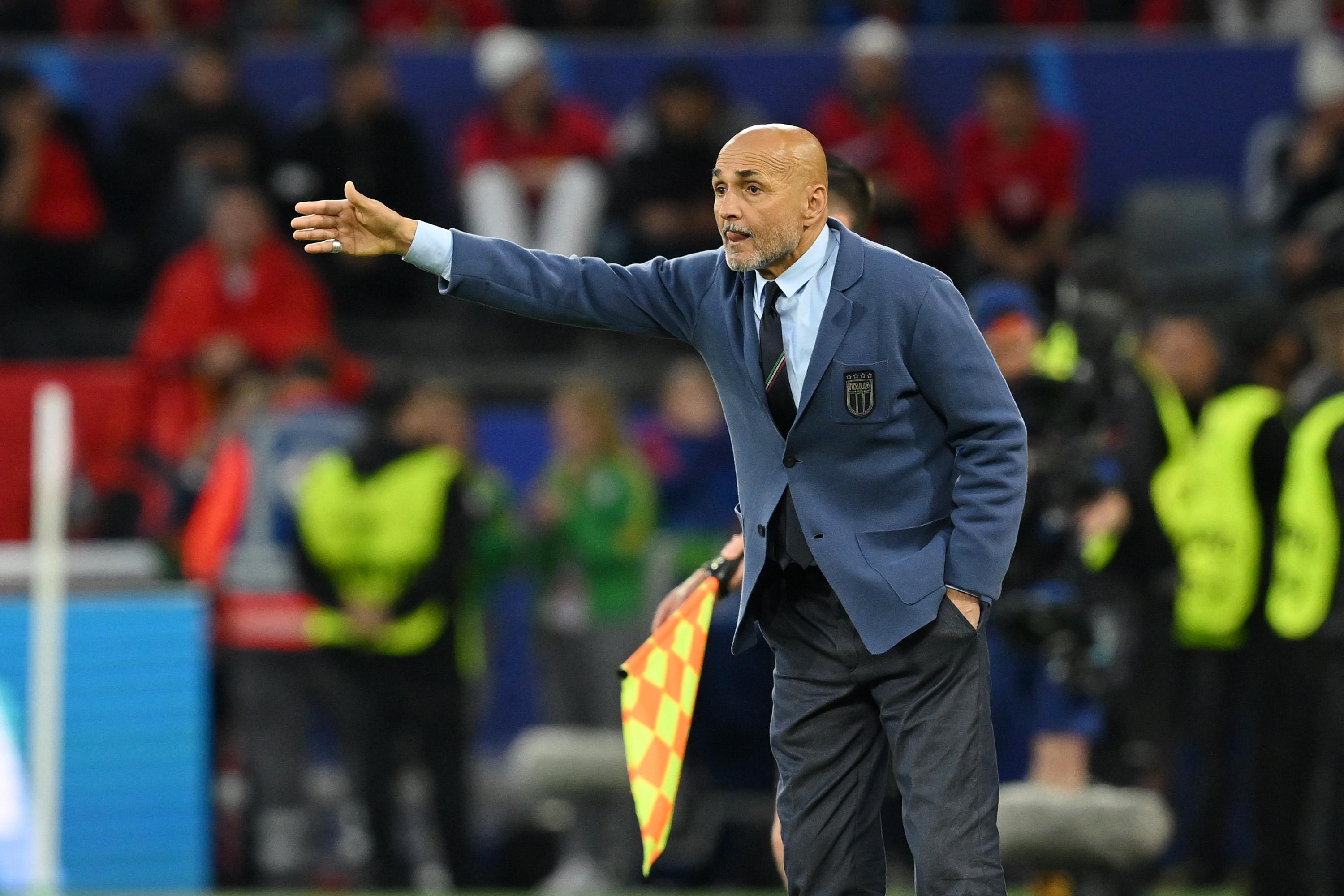 DORTMUND, GERMANY - JUNE 15: Luciano Spalletti, Head Coach of Italy, gives the team instructions during the UEFA EURO 2024 group stage match between Italy and Albania at Football Stadium Dortmund on June 15, 2024 in Dortmund, Germany. (Photo by Claudio Villa/Getty Images for FIGC)