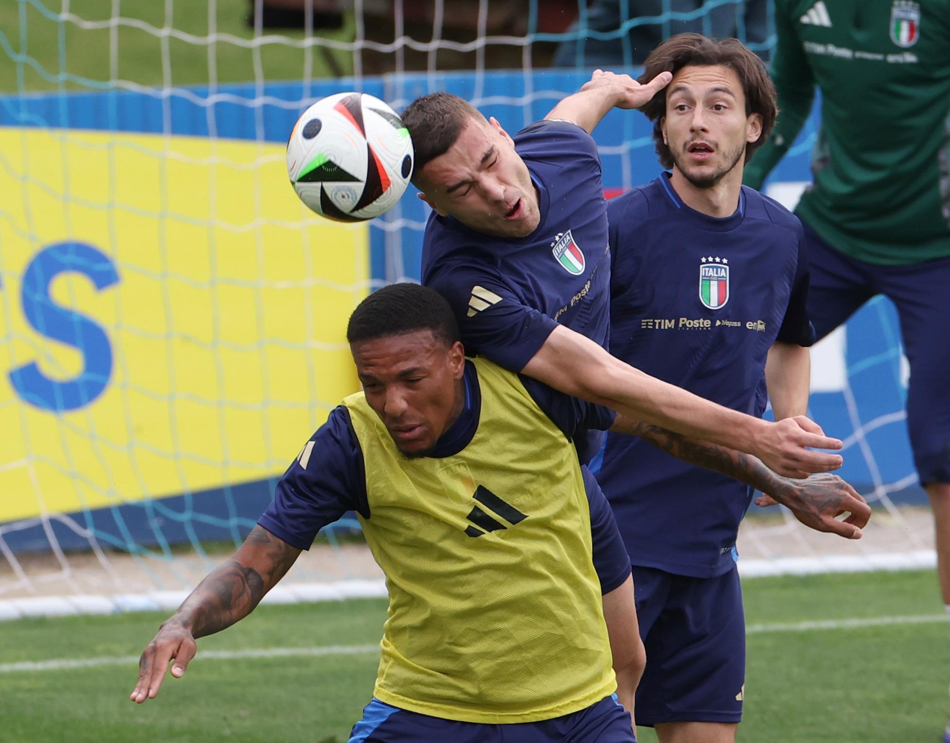 FLORENCE, ITALY - JUNE 02: Alessandro Buongiorno, Michael Folorunsho and Mateo Retegui of Italy compete for the ball during a Italy training at Centro Tecnico Federale di Coverciano on June 02, 2024 in Florence, Italy. (Photo by Claudio Villa/Getty Images)