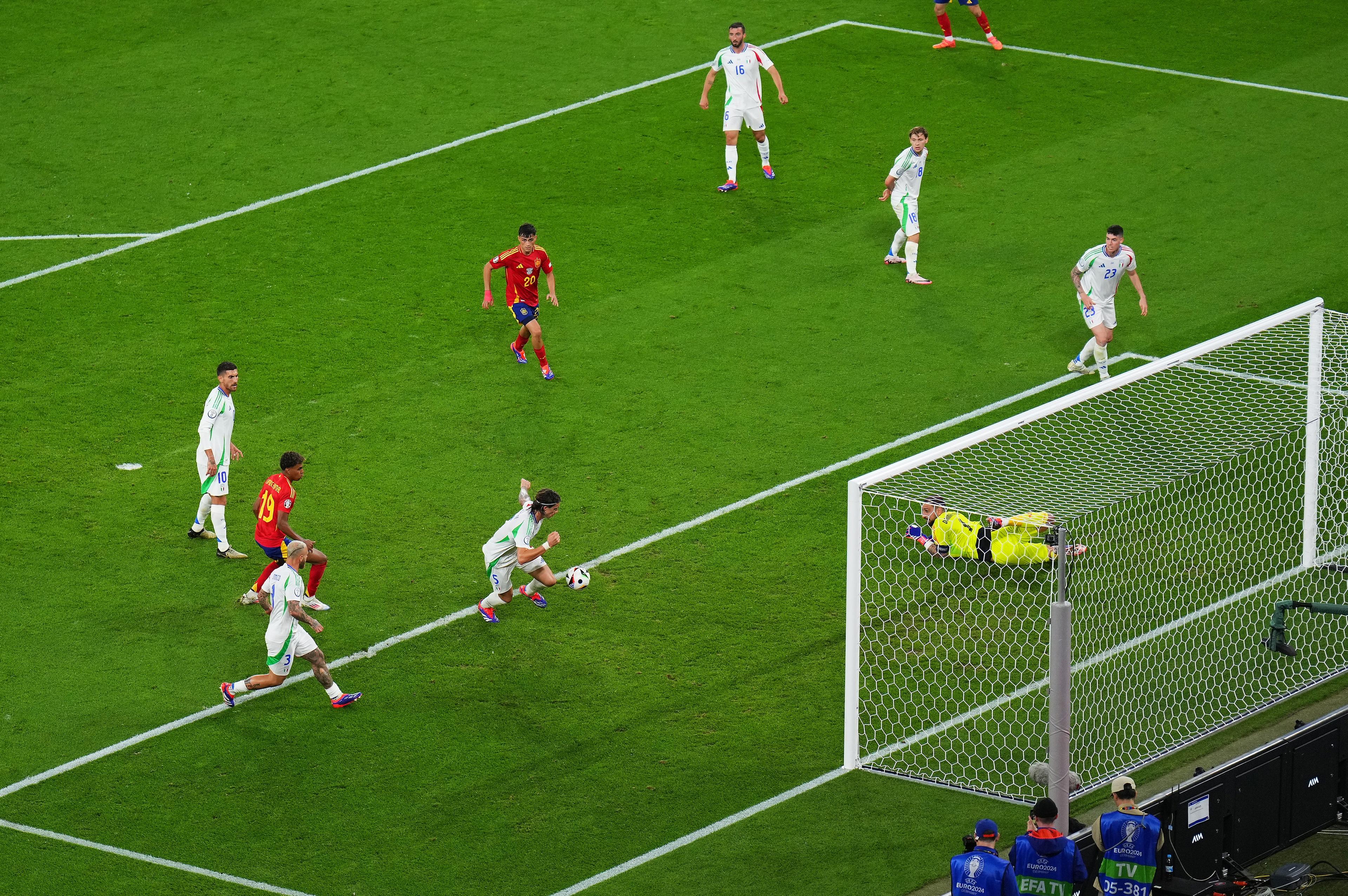 GELSENKIRCHEN, GERMANY - JUNE 20: Riccardo Calafiori of Italy concedes an own goal, the first goal for Spain, a Gianluigi Donnarumma of Italy looks on during the UEFA EURO 2024 group stage match between Spain and Italy at Arena AufSchalke on June 20, 2024 in Gelsenkirchen, Germany. (Photo by Angel Martinez - UEFA/UEFA via Getty Images)