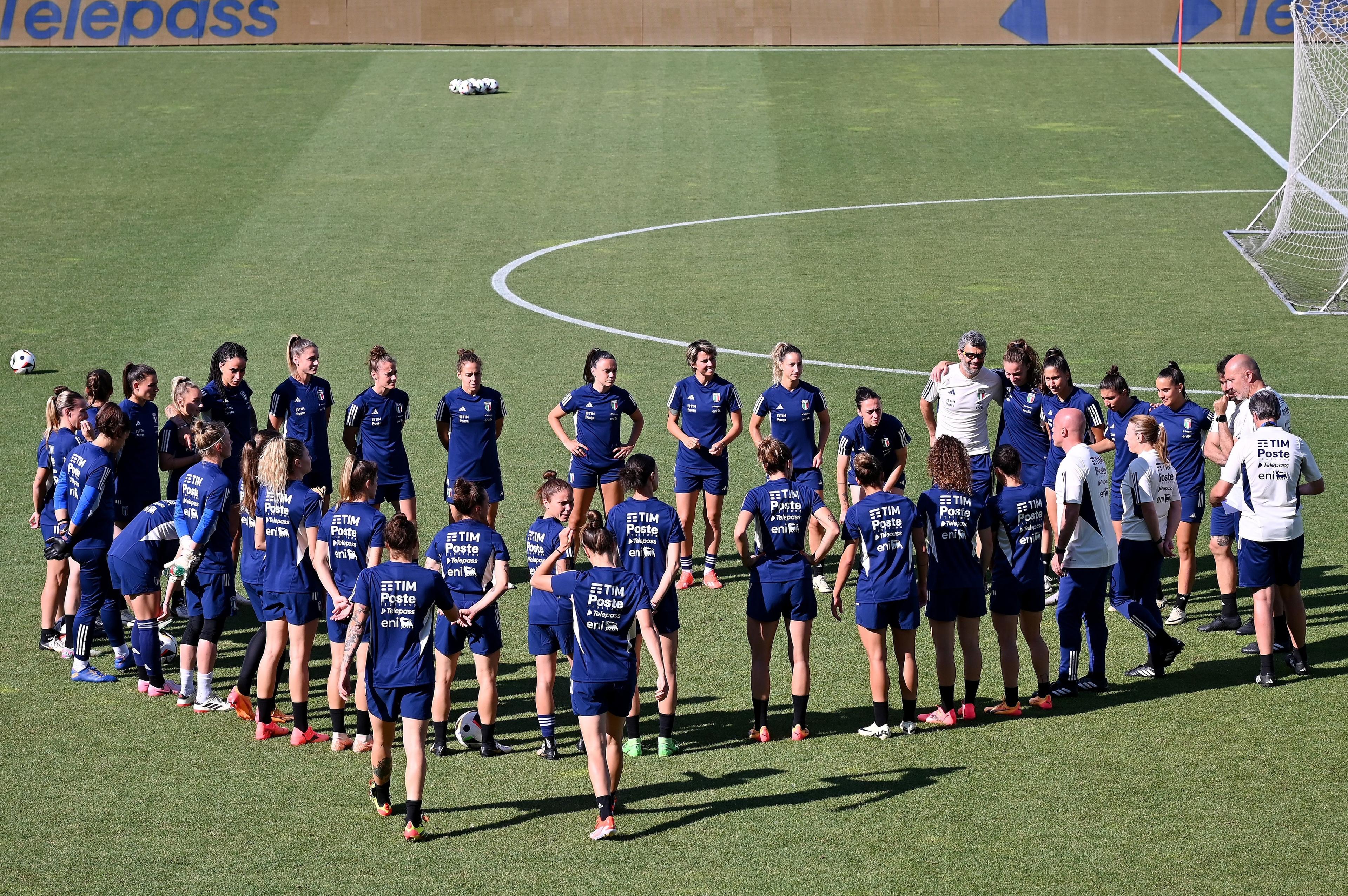 FERRARA, ITALY - JUNE 03:Italian players warm up during the Italy Women Press Conference & Walk Around at Stadio Paolo Mazza on June 03, 2024 in Ferrara, Italy. (Photo by Alessandro Sabattini/Getty Images)