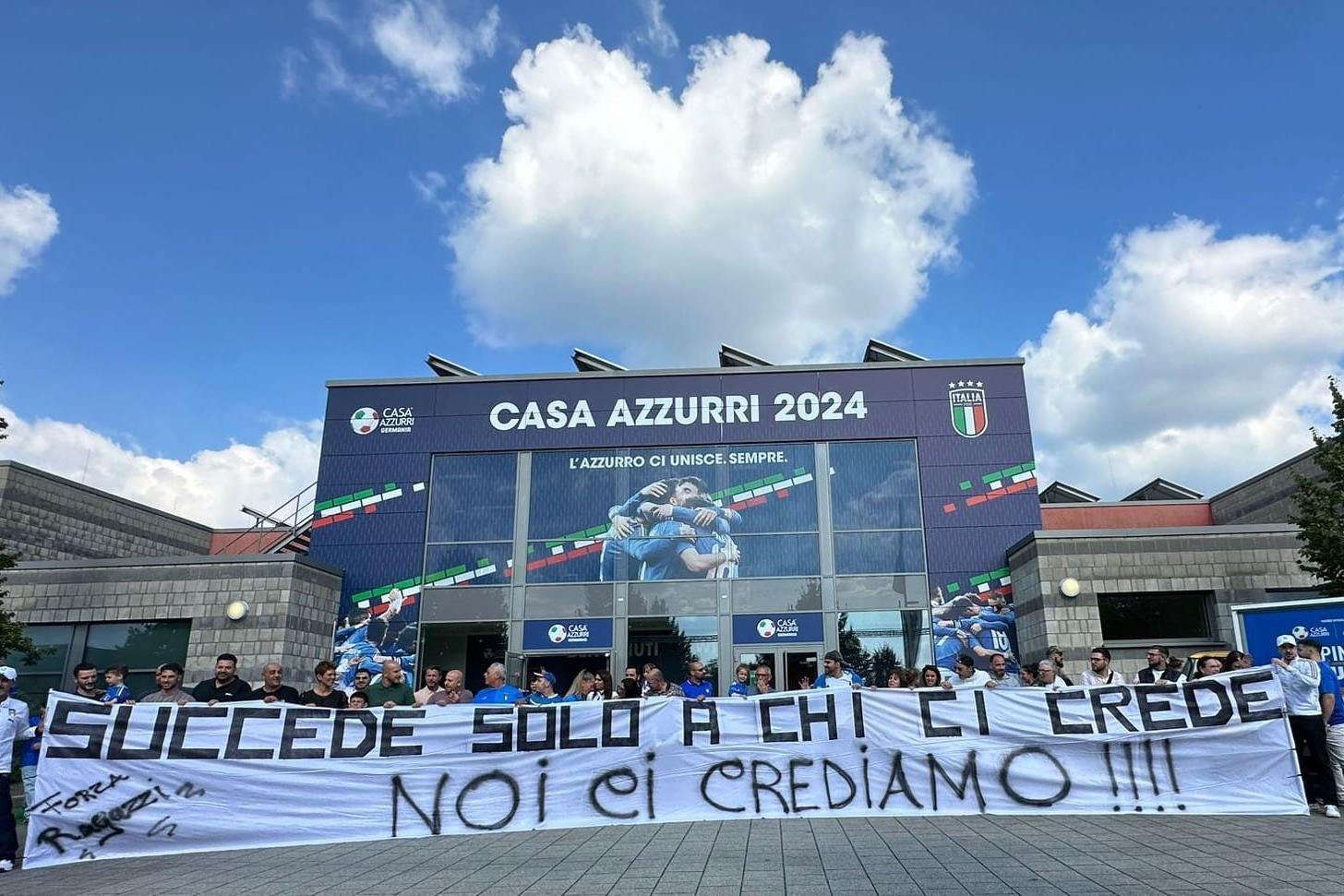 L'entusiasmo dei tifosi a Casa Azzurri. Gravina: \"C'è un clima di serenità, la squadra ha piena fiducia nelle proprie possibilità\"
