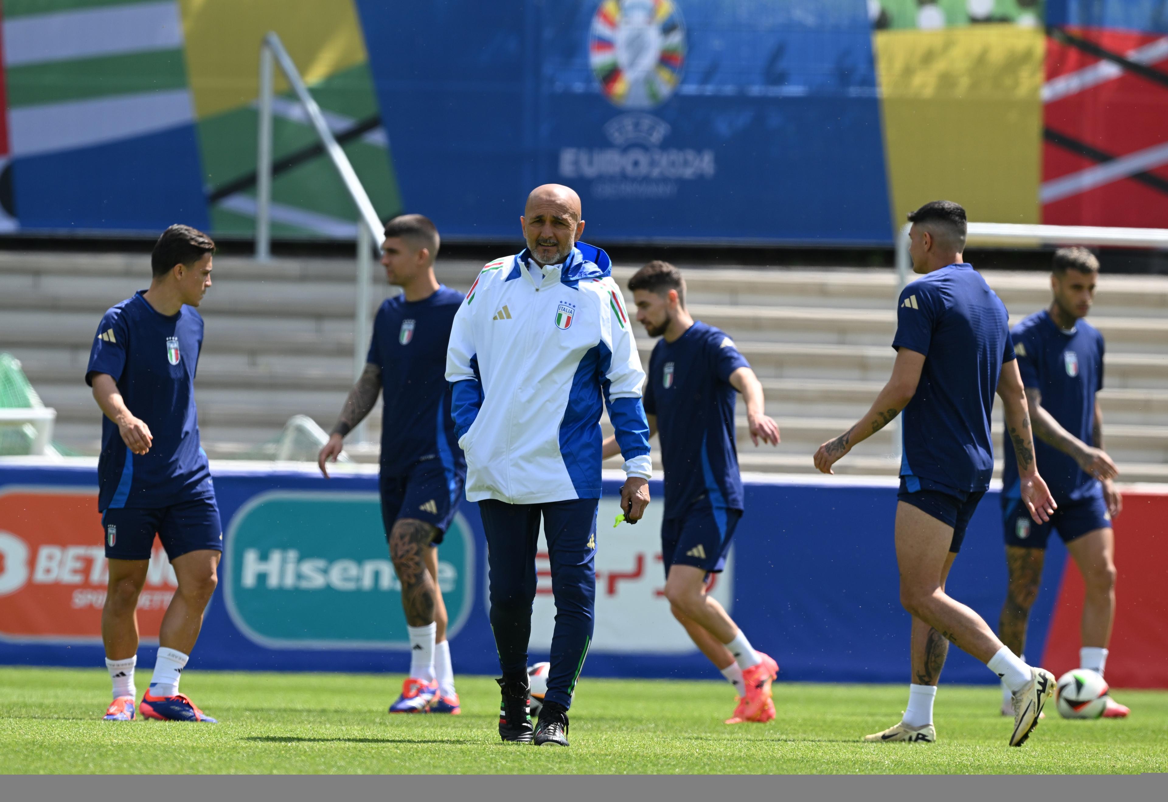 ISERLOHN, GERMANY - JUNE 23: Head coach Italy Luciano Spalletti looks on during a Italy training session at Hemberg-Stadion on June 23, 2024 in Iserlohn, Germany. (Photo by Claudio Villa/Getty Images for FIGC)