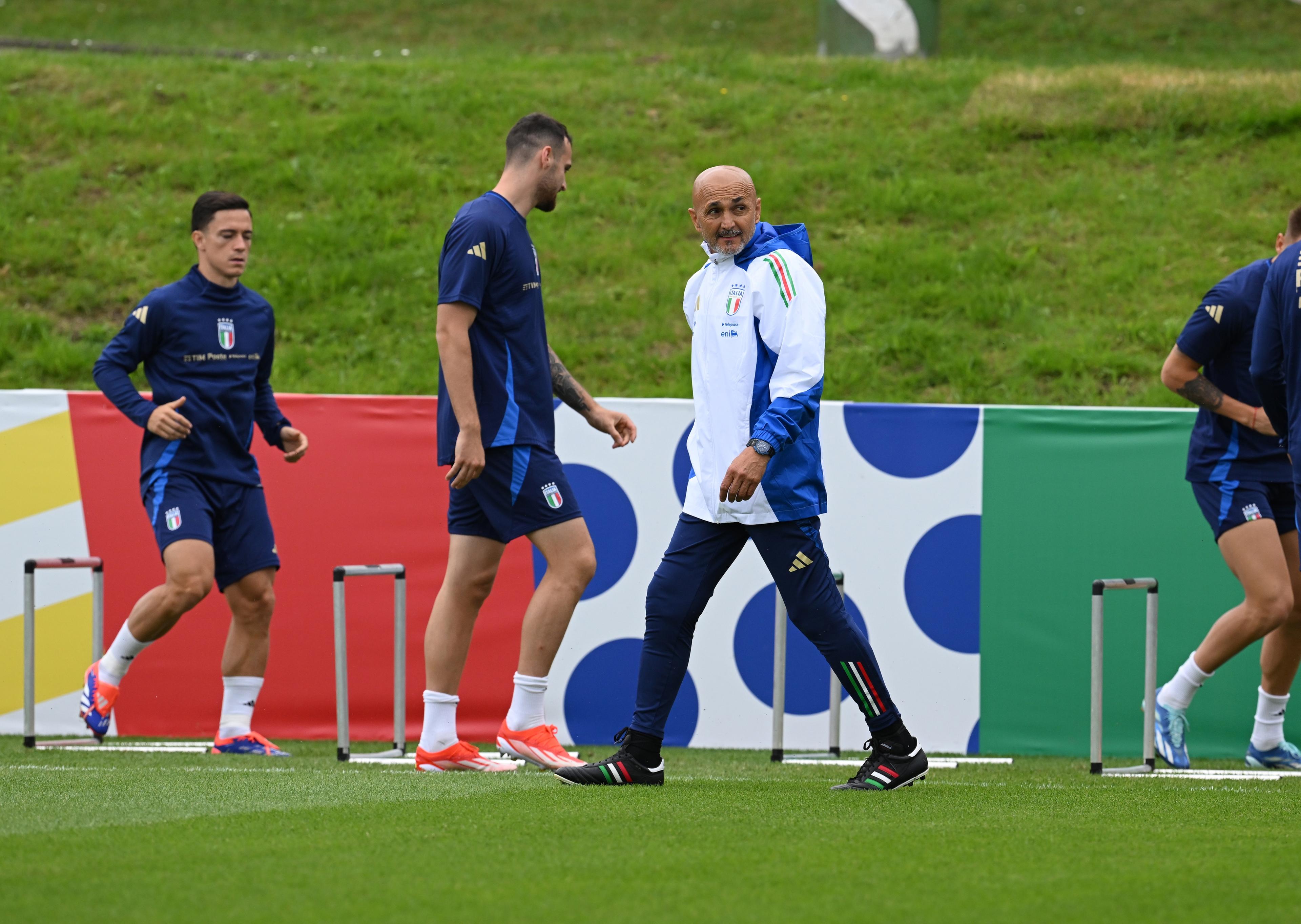 ISERLOHN, GERMANY - JUNE 21: Head coach Italy Luciano Spalletti looks on during a Italy training session at Hemberg-Stadion on June 21, 2024 in Iserlohn, Germany. (Photo by Claudio Villa/Getty Images for FIGC)