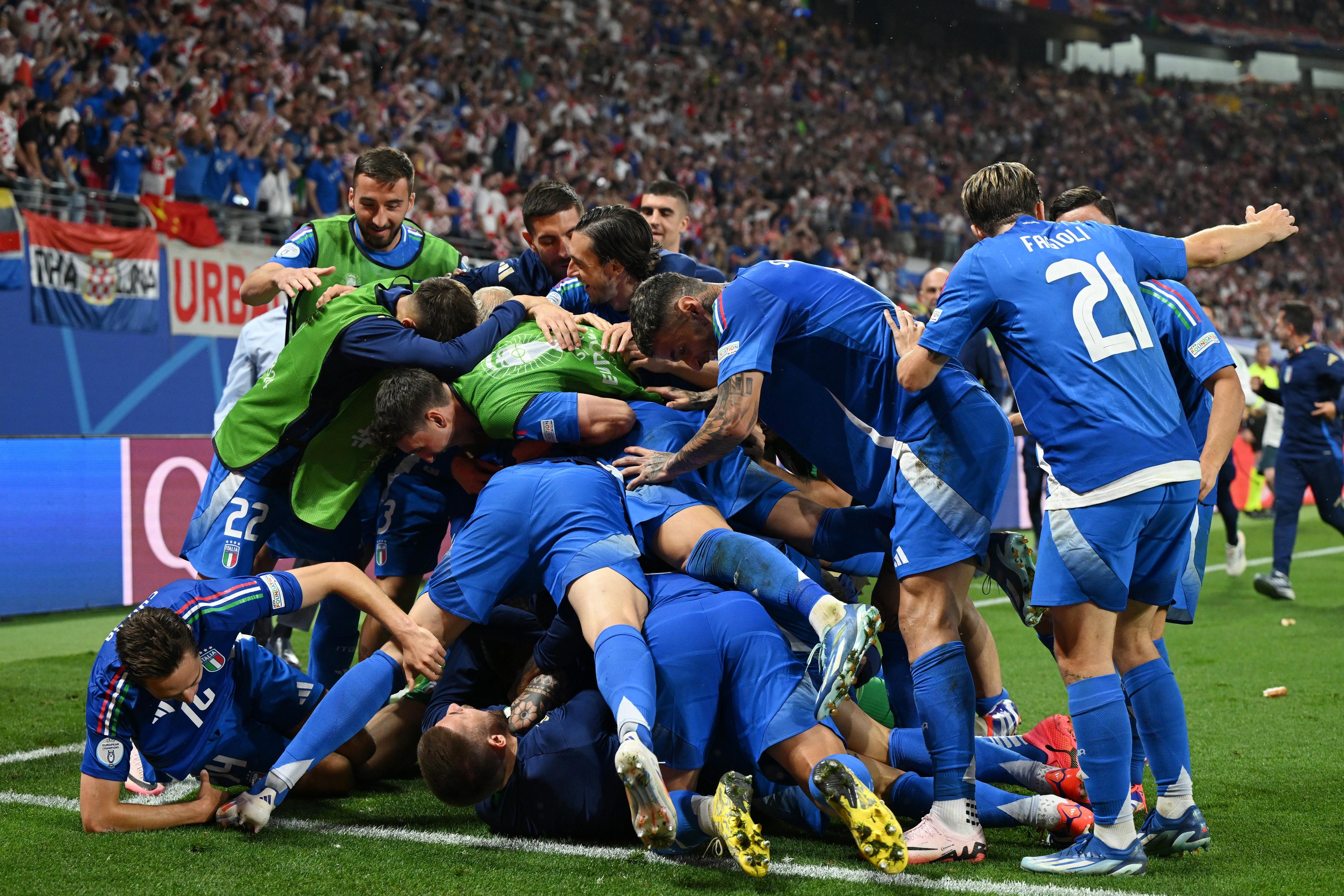 La Croazia scappa, Zaccagni la riprende: l'1-1 di Lipsia vale la qualificazione agli ottavi. Sabato Azzurri a Berlino contro la Svizzera