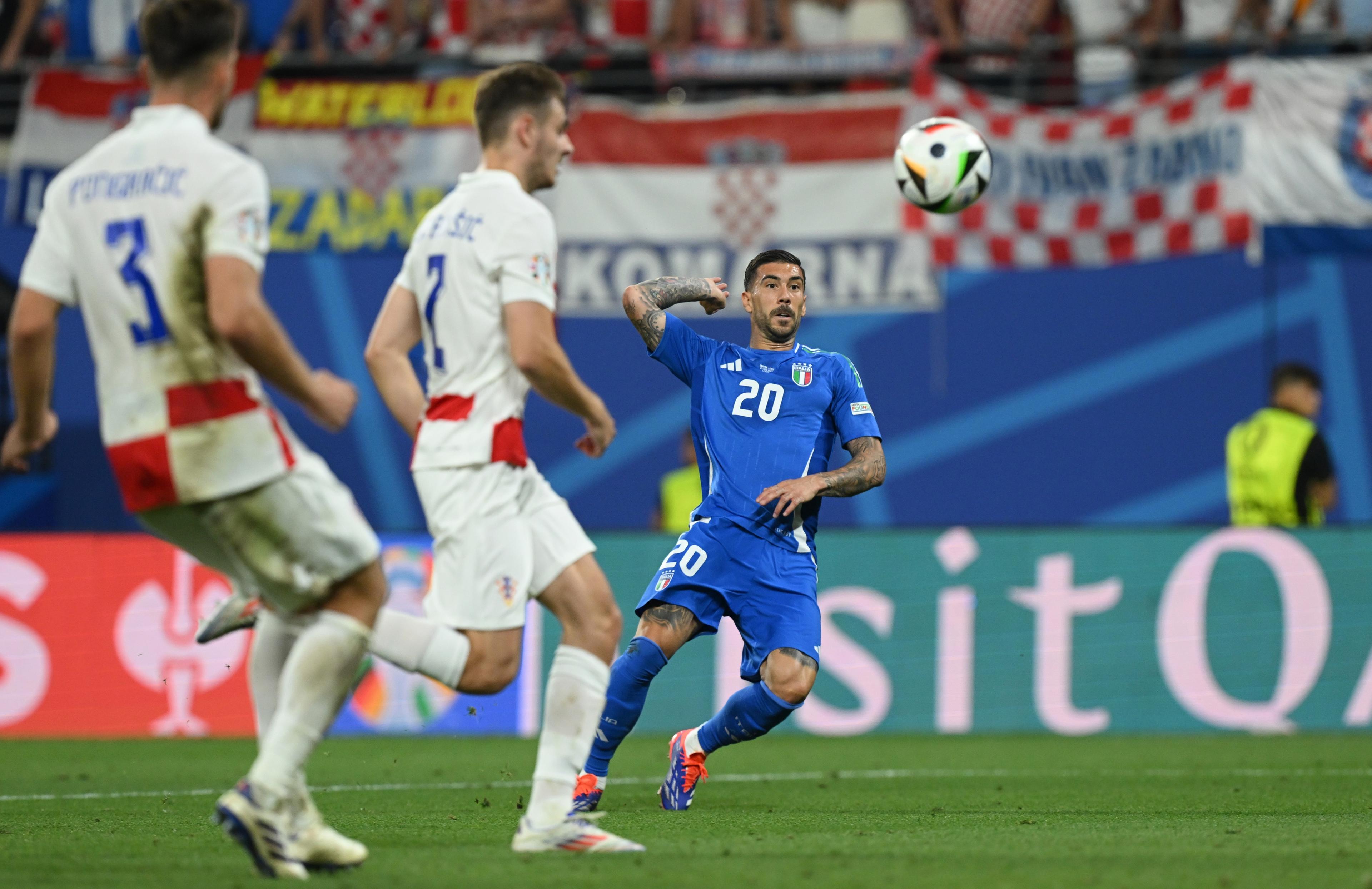 LEIPZIG, GERMANY - JUNE 24: Mattia Zaccagni of Italy scores his team's first goal to equalise during the UEFA EURO 2024 group stage match between Croatia and Italy at Football Stadium Leipzig on June 24, 2024 in Leipzig, Germany. (Photo by Claudio Villa/Getty Images for FIGC)