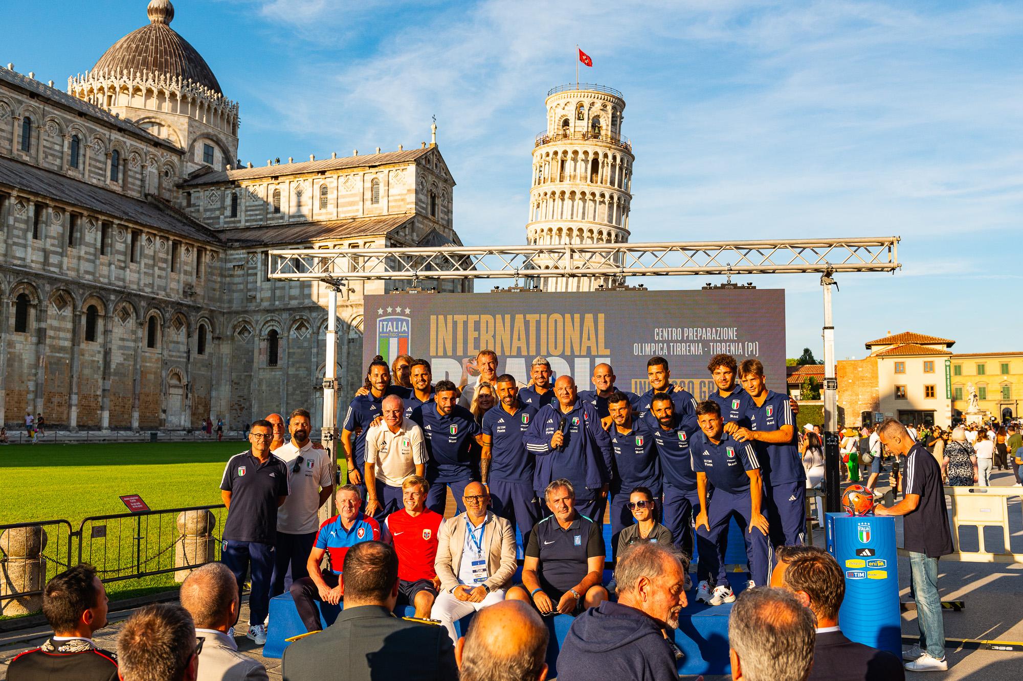 Spettacolo e bellezza: in Piazza dei Miracoli la presentazione dell’International Beach Soccer Tirrenia 2024