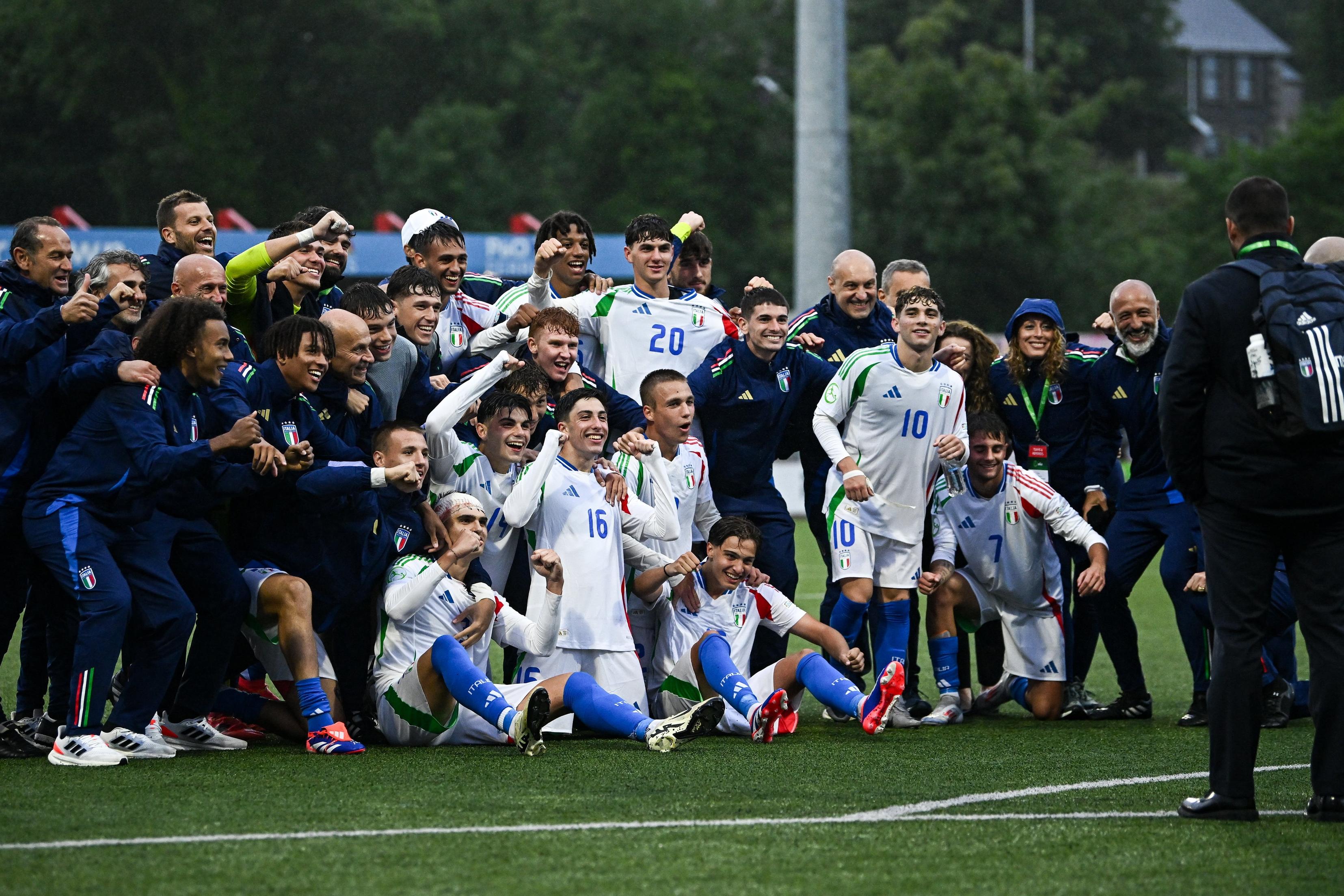 LARNE, NORTHERN IRELAND - JULY 18: Italy players and staff celebrate after their side\\'s victory in the UEFA European Under-19 Championship 2024 Group A match between Northern Ireland and Italy at Inver Park on July 18, 2024 in Larne, Northern Ireland. (Photo by Seb Daly - Sportsfile/UEFA via Getty Images)