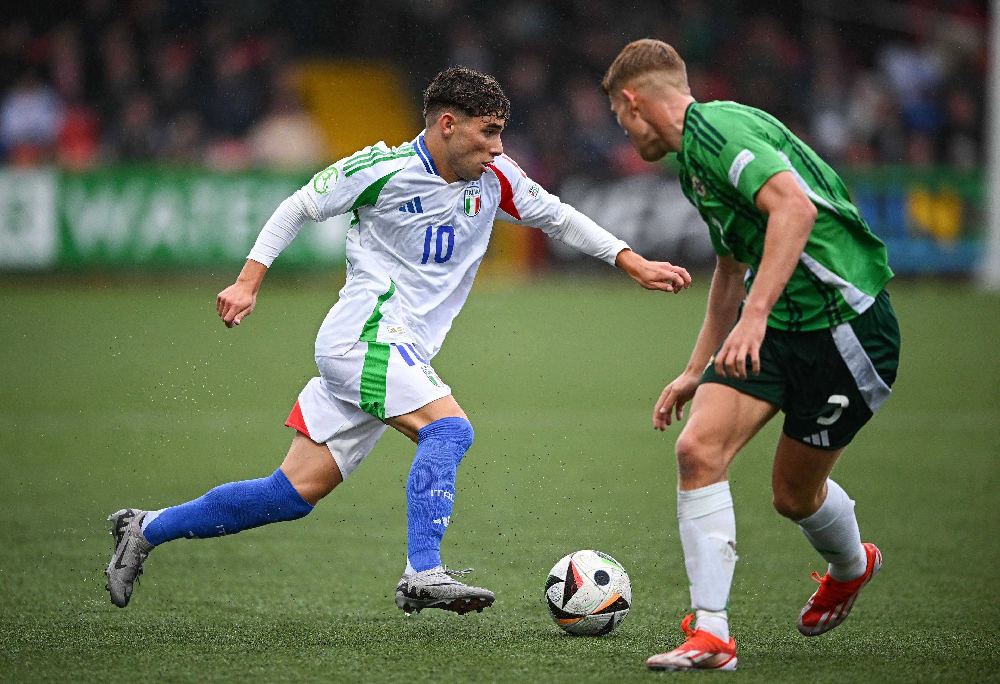 LARNE, NORTHERN IRELAND - JULY 18: Simone Pafundi of Italy in action against Joel Thompson of Northern Ireland during the UEFA European Under-19 Championship 2024 Group A match between Northern Ireland and Italy at Inver Park on July 18, 2024 in Larne, Northern Ireland. (Photo by Seb Daly - Sportsfile/UEFA via Getty Images)