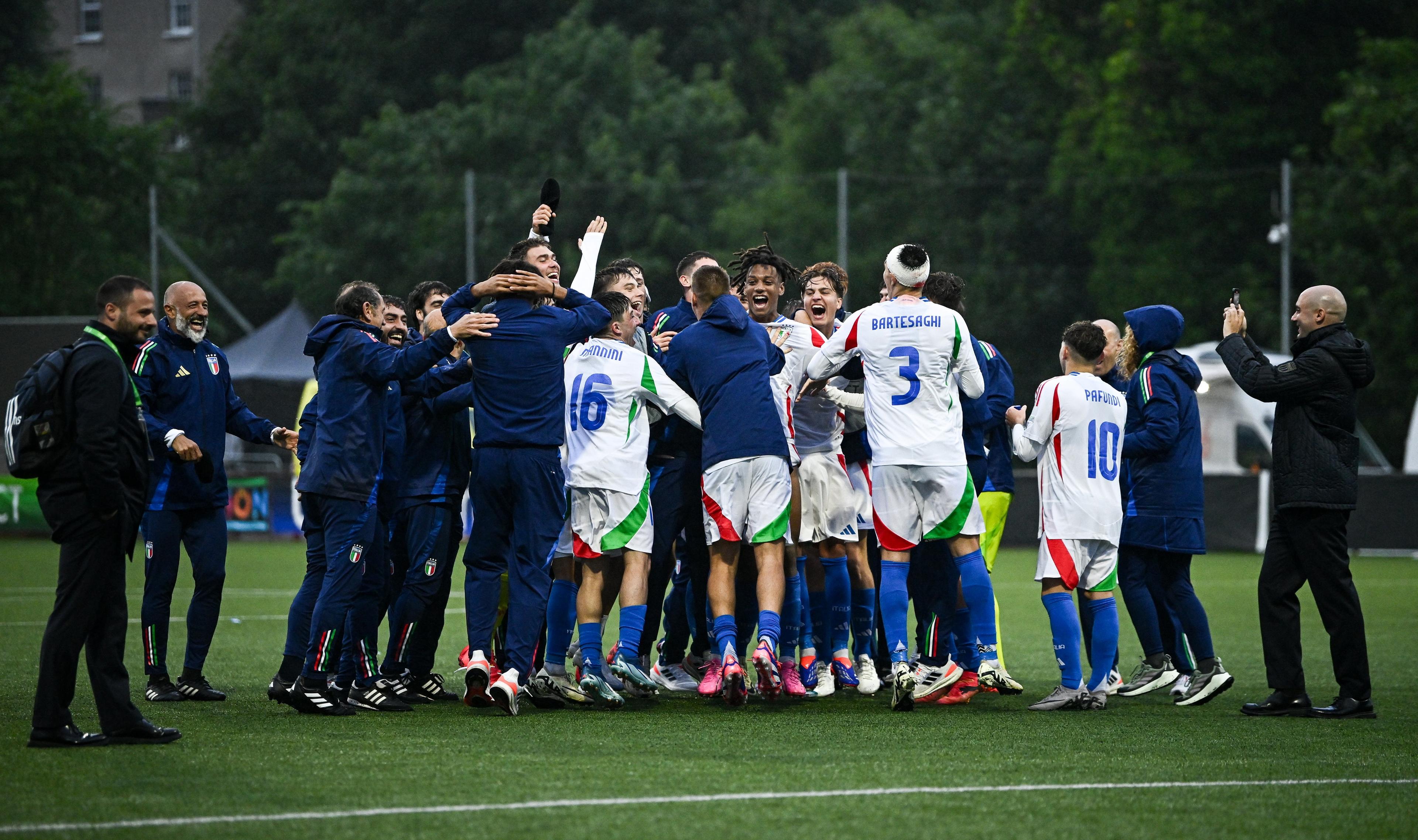 LARNE, NORTHERN IRELAND - JULY 18: Italy players and staff celebrate after their side's victory in the UEFA European Under-19 Championship 2024 Group A match between Northern Ireland and Italy at Inver Park on July 18, 2024 in Larne, Northern Ireland. (Photo by Seb Daly - Sportsfile/UEFA via Getty Images)