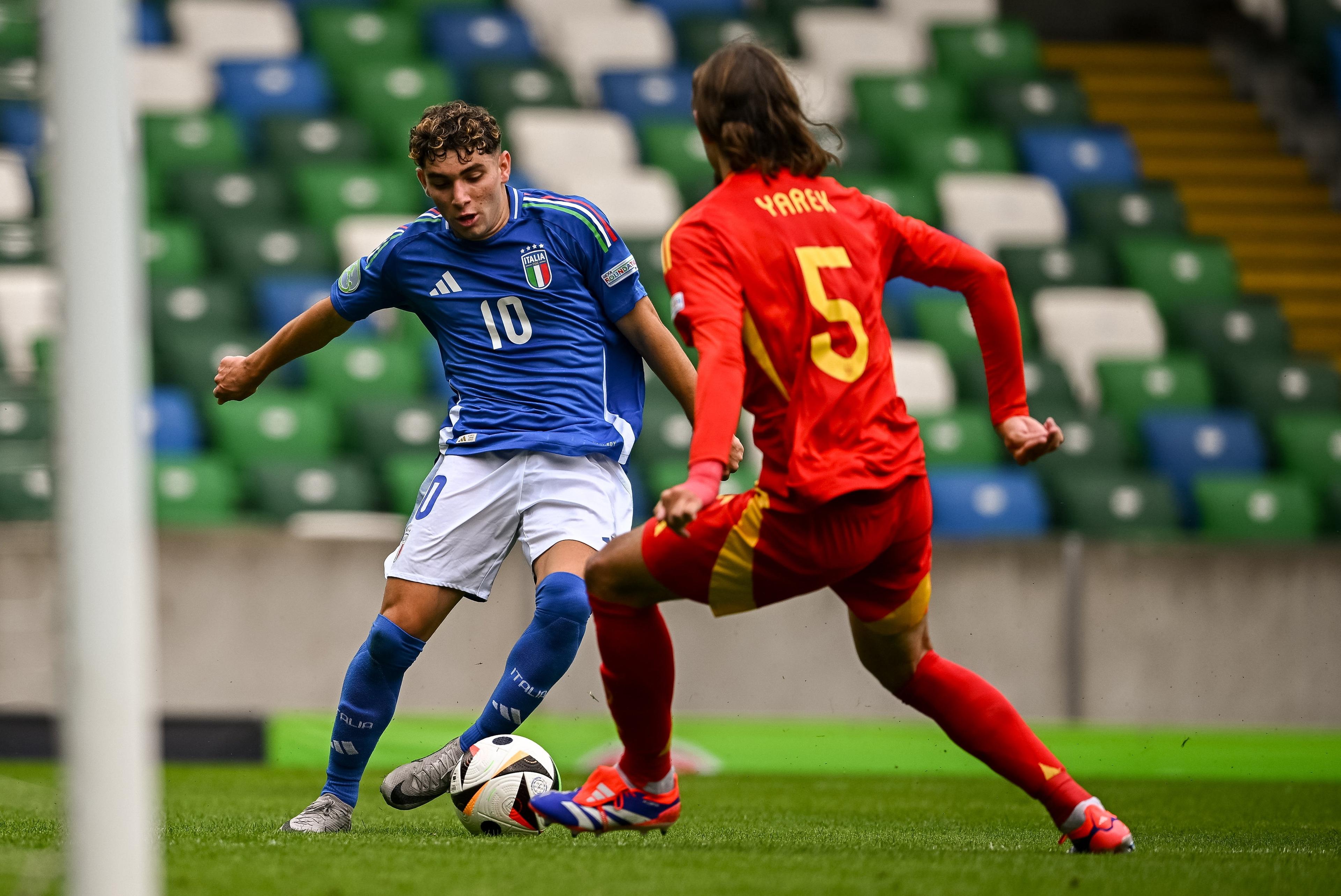 BELFAST, NORTHERN IRELAND - JULY 25: Simone Pafundi of Italy in action against Yarek Gasiorowski of Spain during the UEFA European Under-19 Championship 2024 semi-final match between Italy and Spain at National Football Stadium at Windsor Park on July 25, 2024 in Belfast, Northern Ireland. (Photo by Seb Daly - Sportsfile/UEFA via Getty Images)