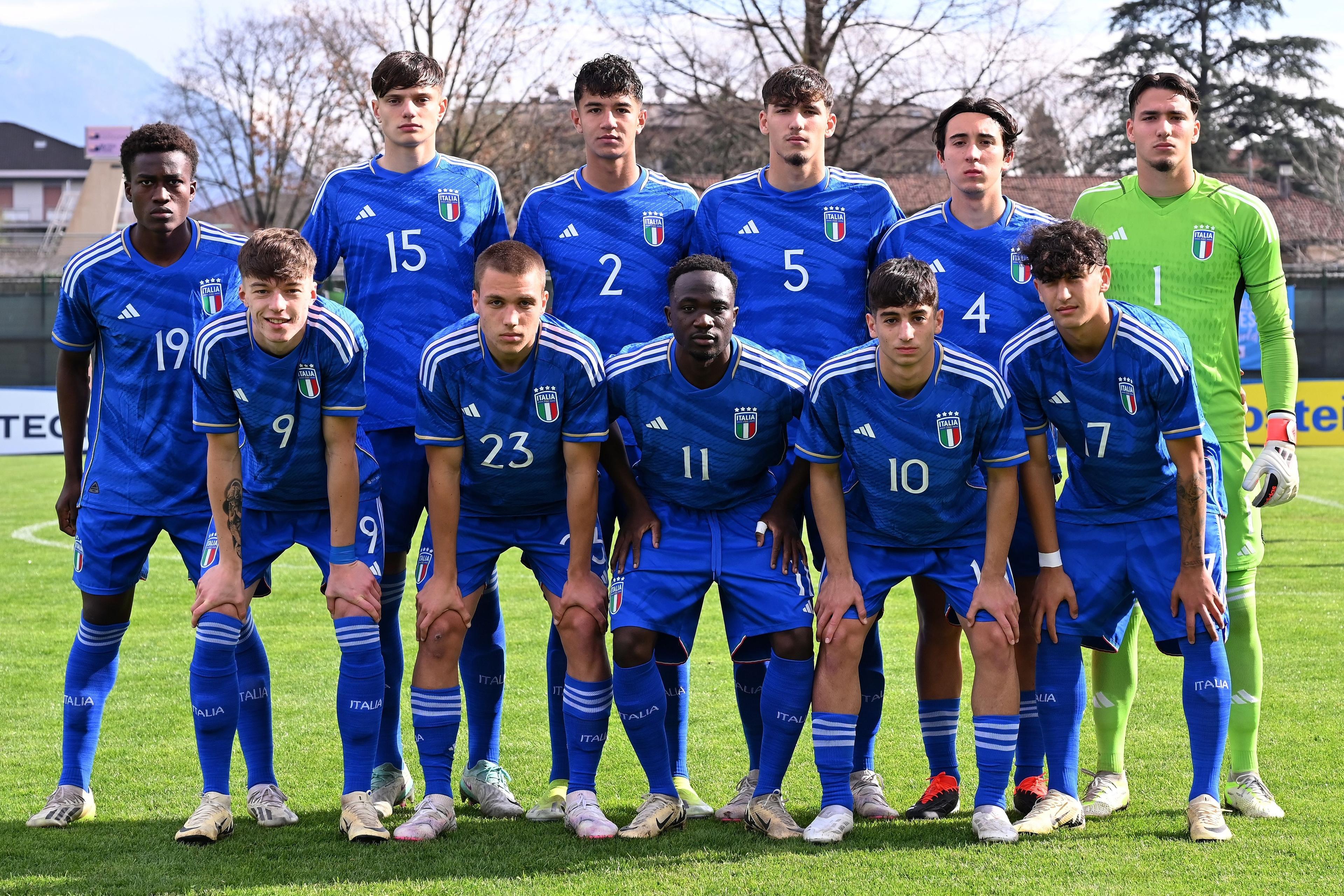 MERANO, ITALY - MARCH 21:Italian players line up during the International Friendly match between Italy U18 and AustriaU18 at Stadio Gianpiero Combi on March 21, 2024 in Merano, Italy. (Photo by Alessandro Sabattini/Getty Images)