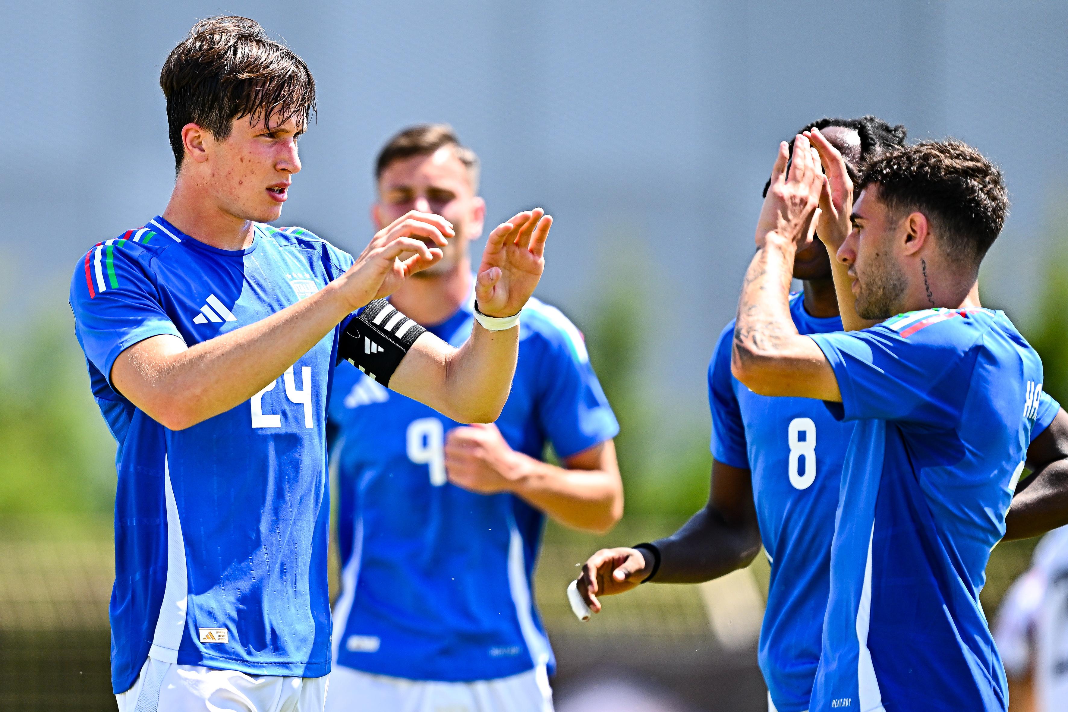 VITROLLES, FRANCE - JUNE 4: Giovanni Fabbian of Italy U21 (left) celebrates with his team-mates after scoring a goal on a penalty kick during the 50th Tournoi Maurice Revello match between Italy U21 and Japan U21 at Stade Jules Ladoumègue on June 4, 2024 in Vitrolles, France. (Photo by Simone Arveda/Getty Images)