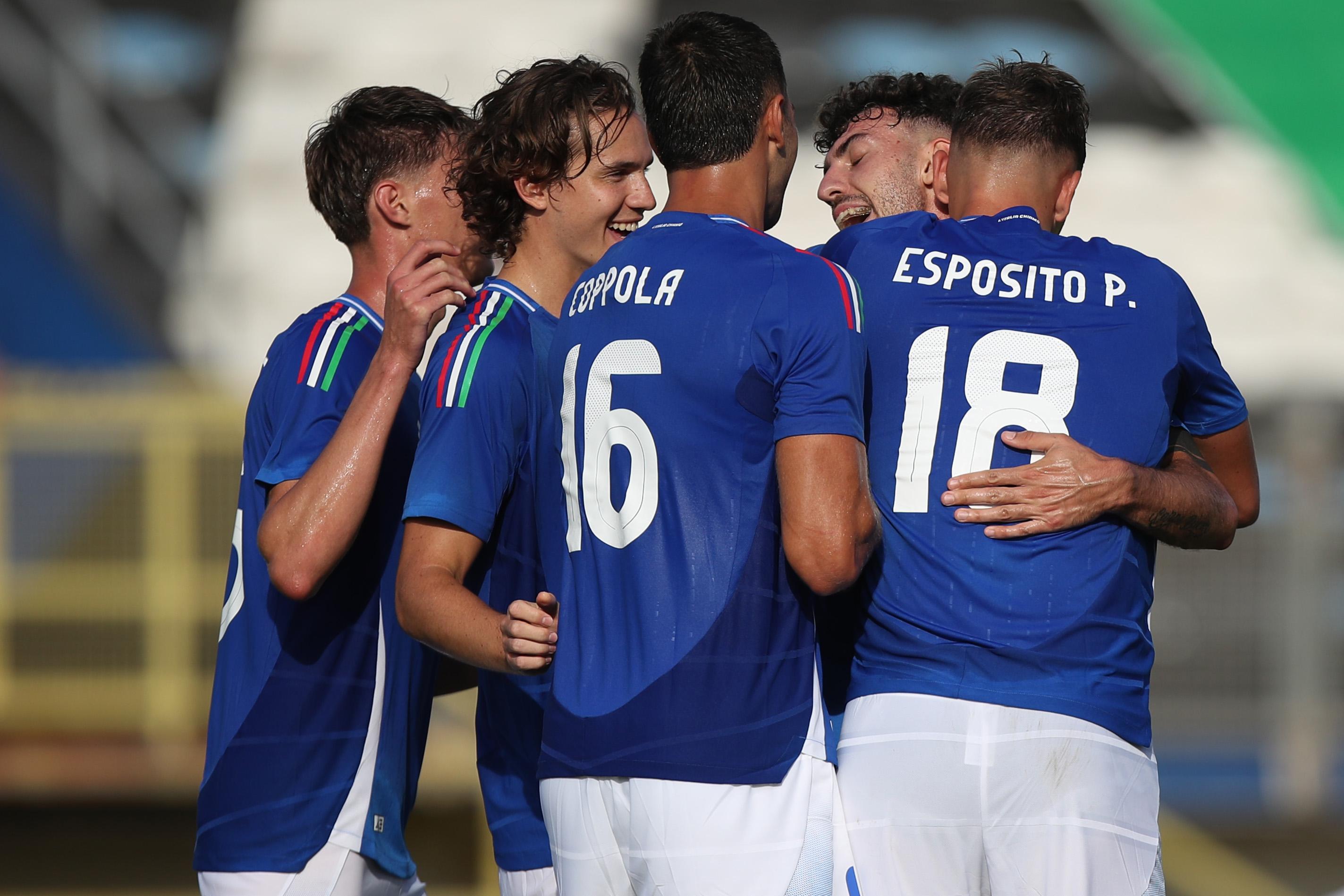 LATINA, ITALY - SEPTEMBER 05: Francesco Pio Esposito with his teammates of Italy U21 celebrates after scoring the team\\'s second goal during 2025 Under 21 EURO Qualifying Group A  match between Italy and San Marino at Stadio Domenico Francioni on September 05, 2024 in Latina, Italy. (Photo by Paolo Bruno/Getty Images)