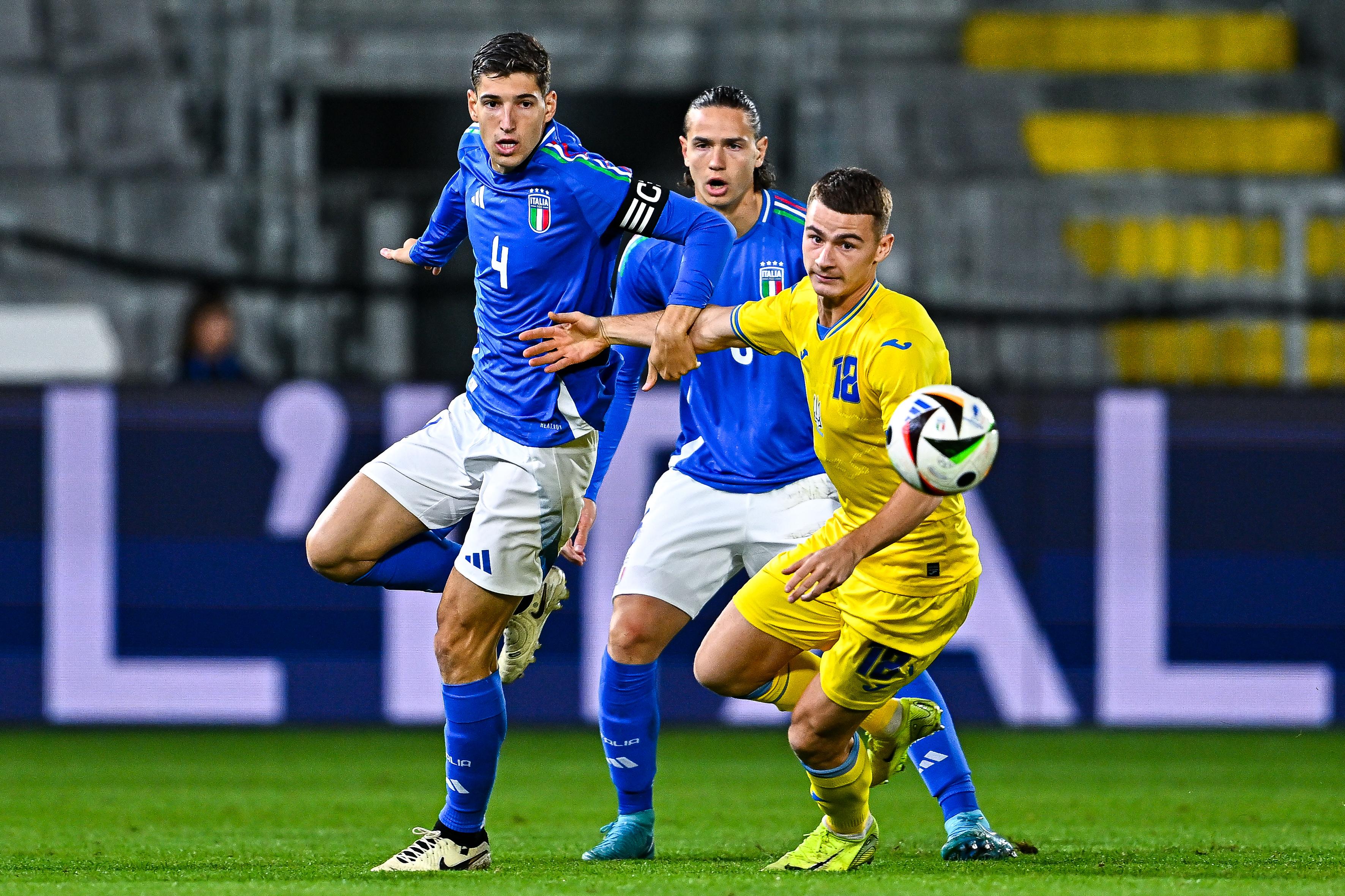LA SPEZIA, ITALY - NOVEMBER 19: Matteo Prati of Italy U21 (left) and Oleksandr Yatsyk of Ukraine U21 vie for the ball during the International Friendly match between Italy U21 and Ukraine U21 at Stadio Alberto Picco on November 19, 2024 in La Spezia, Italy. (Photo by Simone Arveda - FIGC/FIGC via Getty Images)