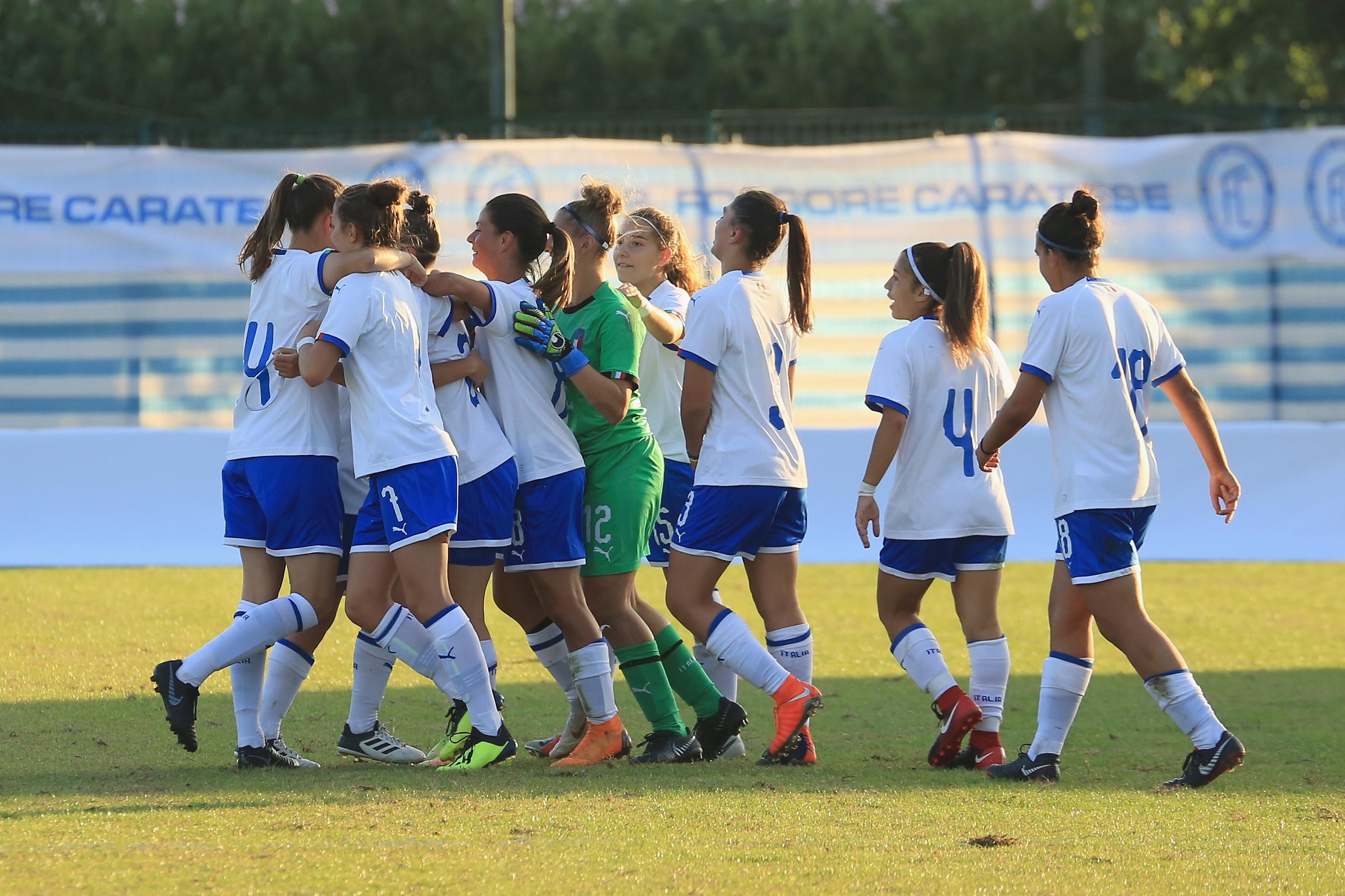 CARATE BRIANZA, ITALY - SEPTEMBER 26:  The  Italian team celebrates their victory during the International Friendly between Italy U17 Women and Switzerland U17 Women on September 26, 2018 in Carate Brianza, Italy.  (Photo by Vincenzo Lombardo/Getty Images)