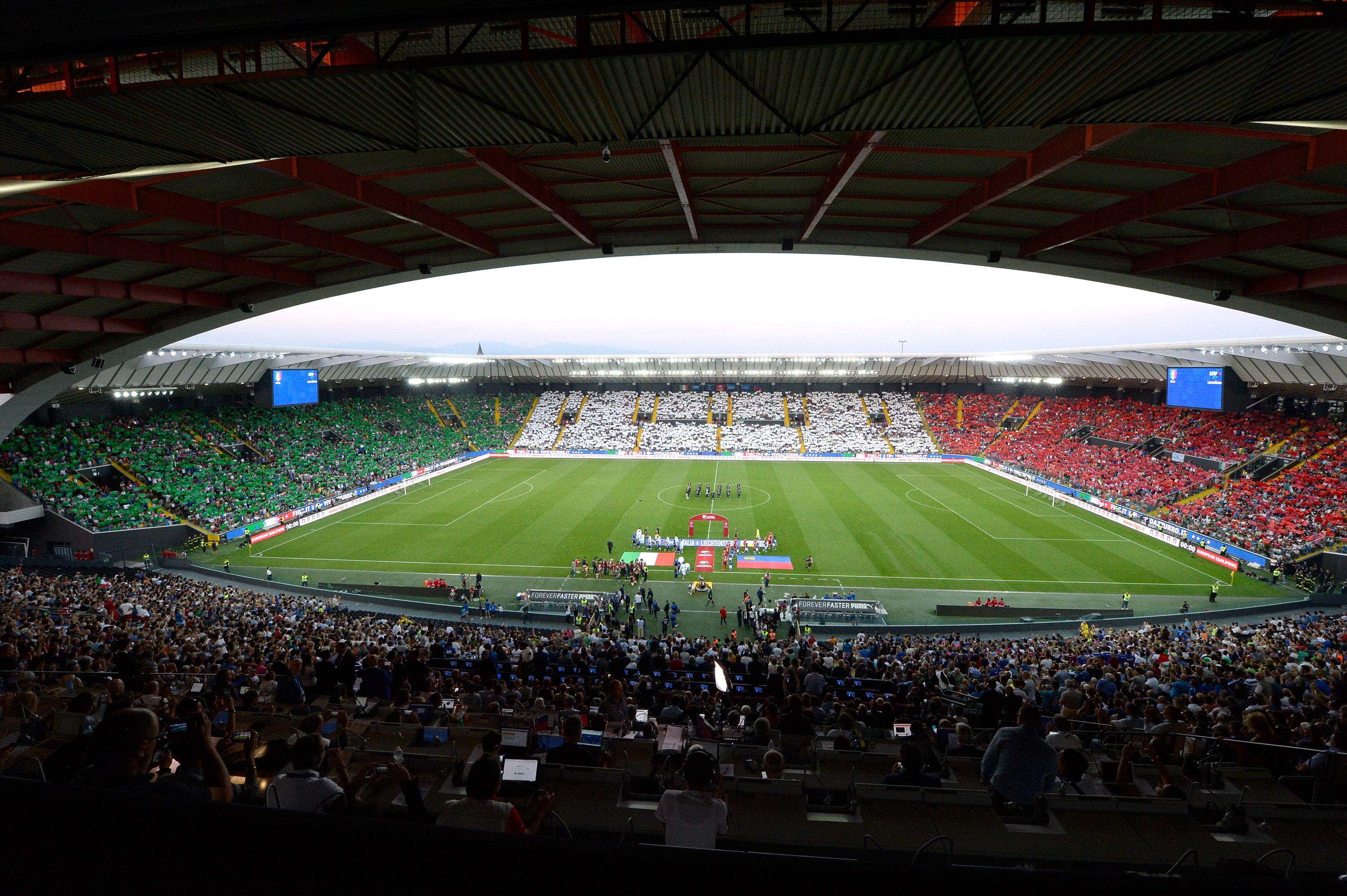 UDINE, ITALY - JUNE 11: Italy fans shows theor support before the FIFA 2018 World Cup Qualifier between Italy and Liechtenstein at Stadio Friuli on June 11, 2017 in Udine, Italy. (Photo by Dino Panato/Getty Images)