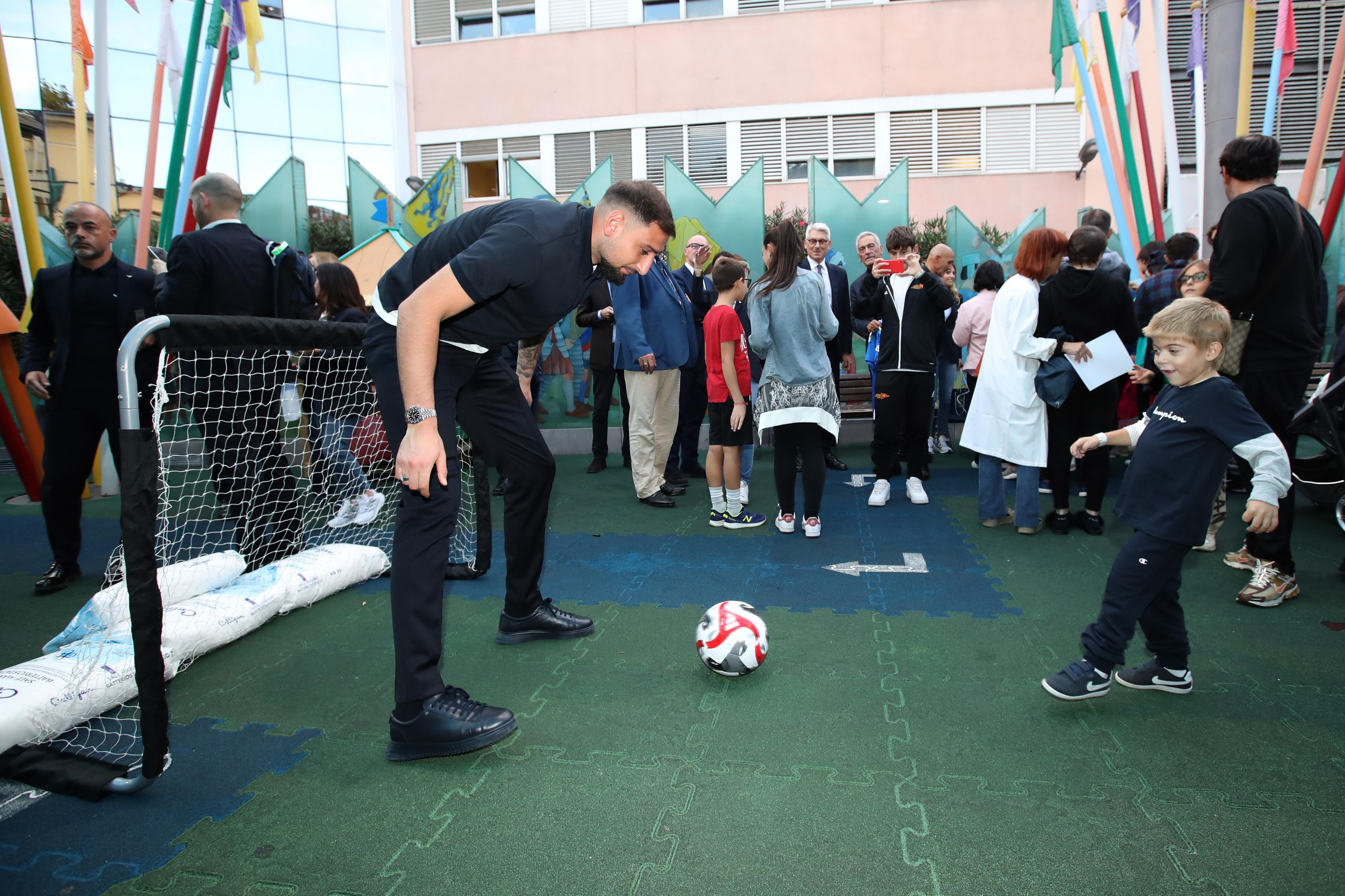 ROME, ITALY - OCTOBER 09: Italy head coach Luciano Spalletti and FIGC President Gabriele Gravina with Italian players visit bambin Ges\\u00F9 Hospital on October 09, 2024 in Rome, Italy. (Photo by Paolo Bruno - FIGC/FIGC via Getty Images)
