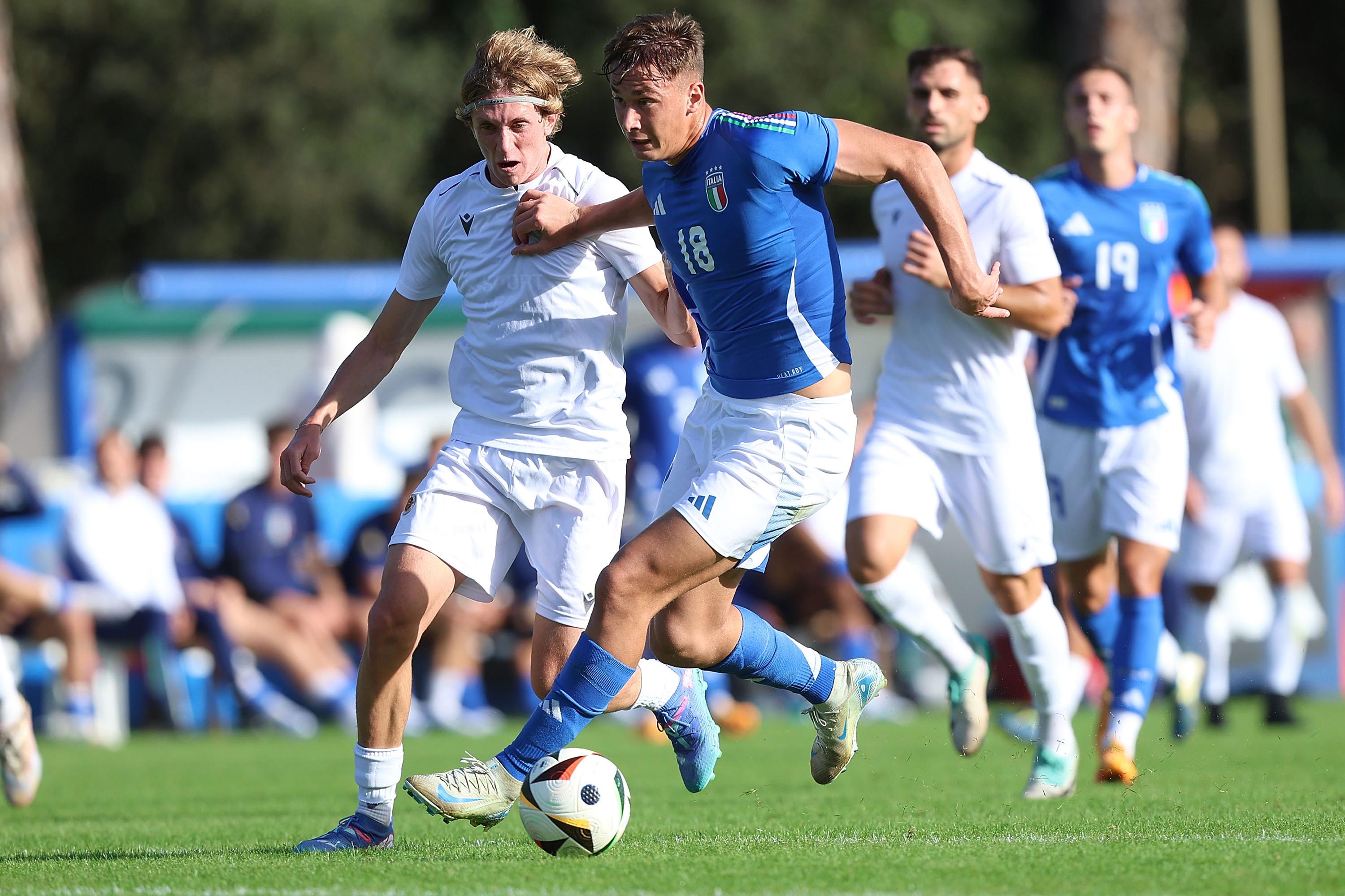 TIRRENIA, ITALY - OCTOBER 10: Francesco Pio Esposito of Italy U21 in action during the Friendly match between Italy U21 and Livorno at Centro di Preparazione Olimpica on October 10, 2024 in Tirrenia, Italy.  (Photo by Gabriele Maltinti - FIGC/FIGC via Getty Images)\\r2:1 *** Local Caption *** Francesco Pio Esposito