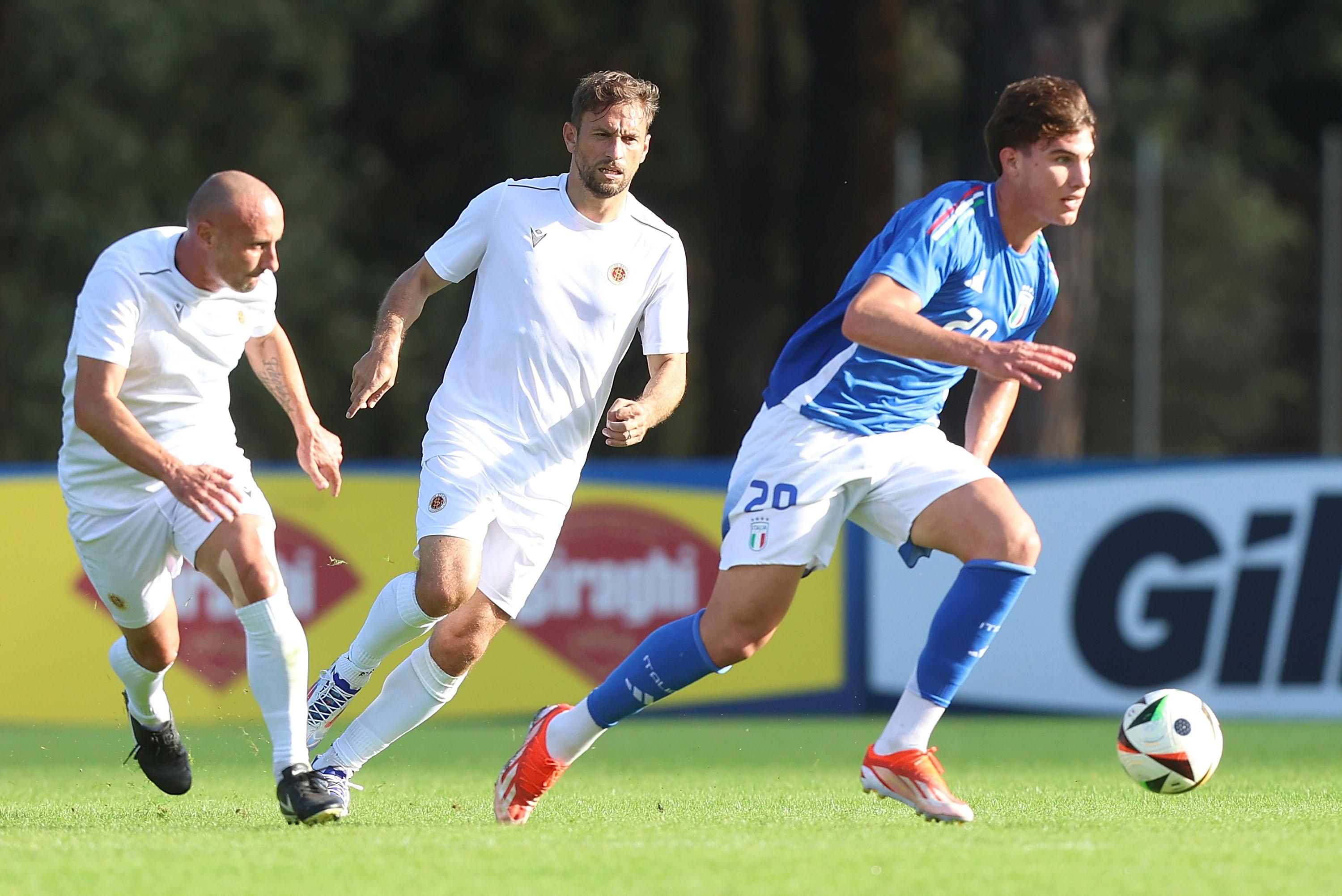 TIRRENIA, ITALY - OCTOBER 10: Cesare Casadei of Italy U21 in action during the Friendly match between Italy U21 and Livorno at Centro di Preparazione Olimpica on October 10, 2024 in Tirrenia, Italy. (Photo by Gabriele Maltinti - FIGC/FIGC via Getty Images) 2:1 *** Local Caption *** Cesare Casadei