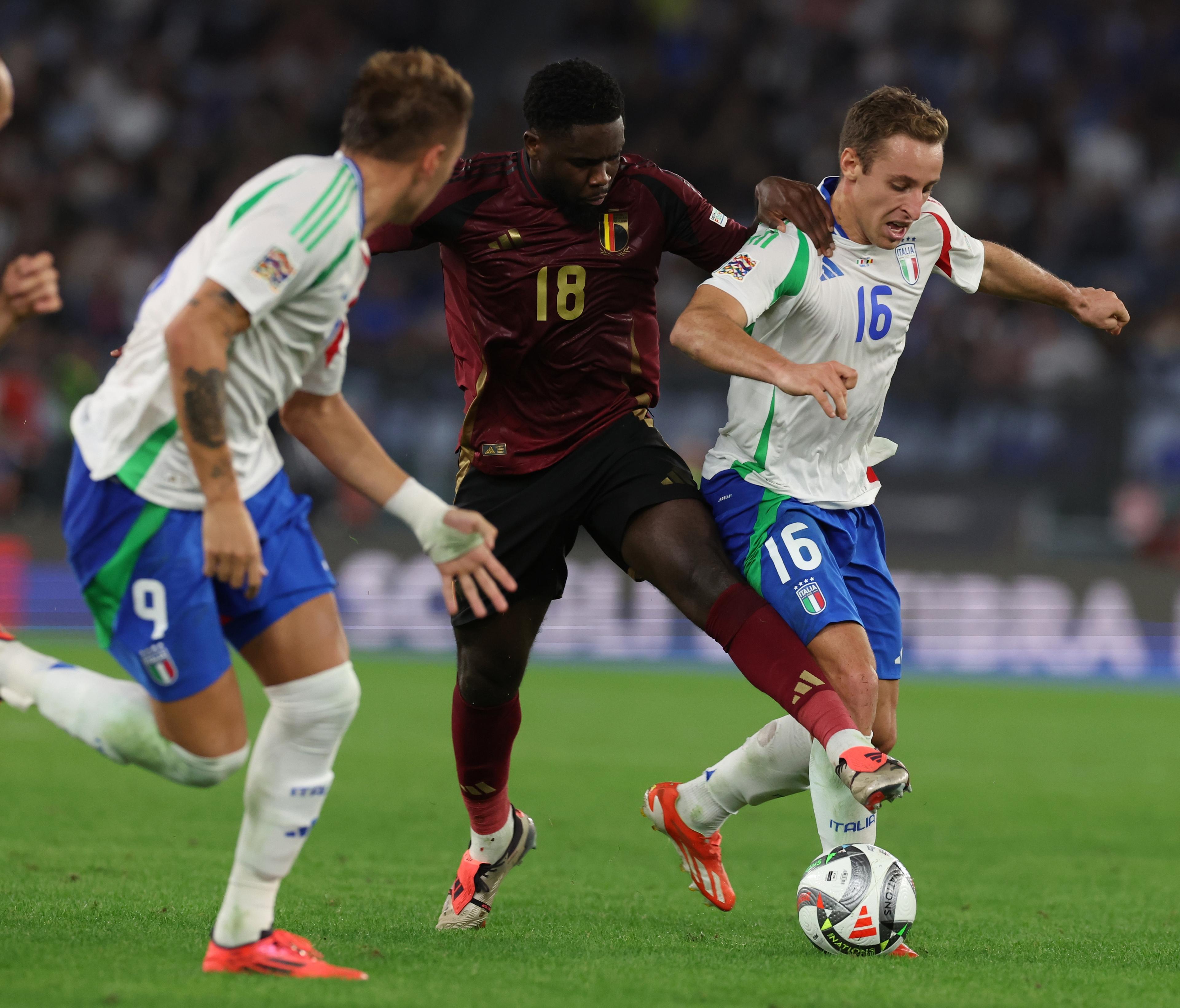 ROME, ITALY - OCTOBER 10: Davide Frattesi of Italy competes for the ball with Orel Mangala of Belgium during the UEFA Nations League 2024/25 League A Group A2 match between Italy and Belgium at Stadio Olimpico on October 10, 2024 in Rome, Italy. (Photo by Claudio Villa - FIGC/FIGC via Getty Images)