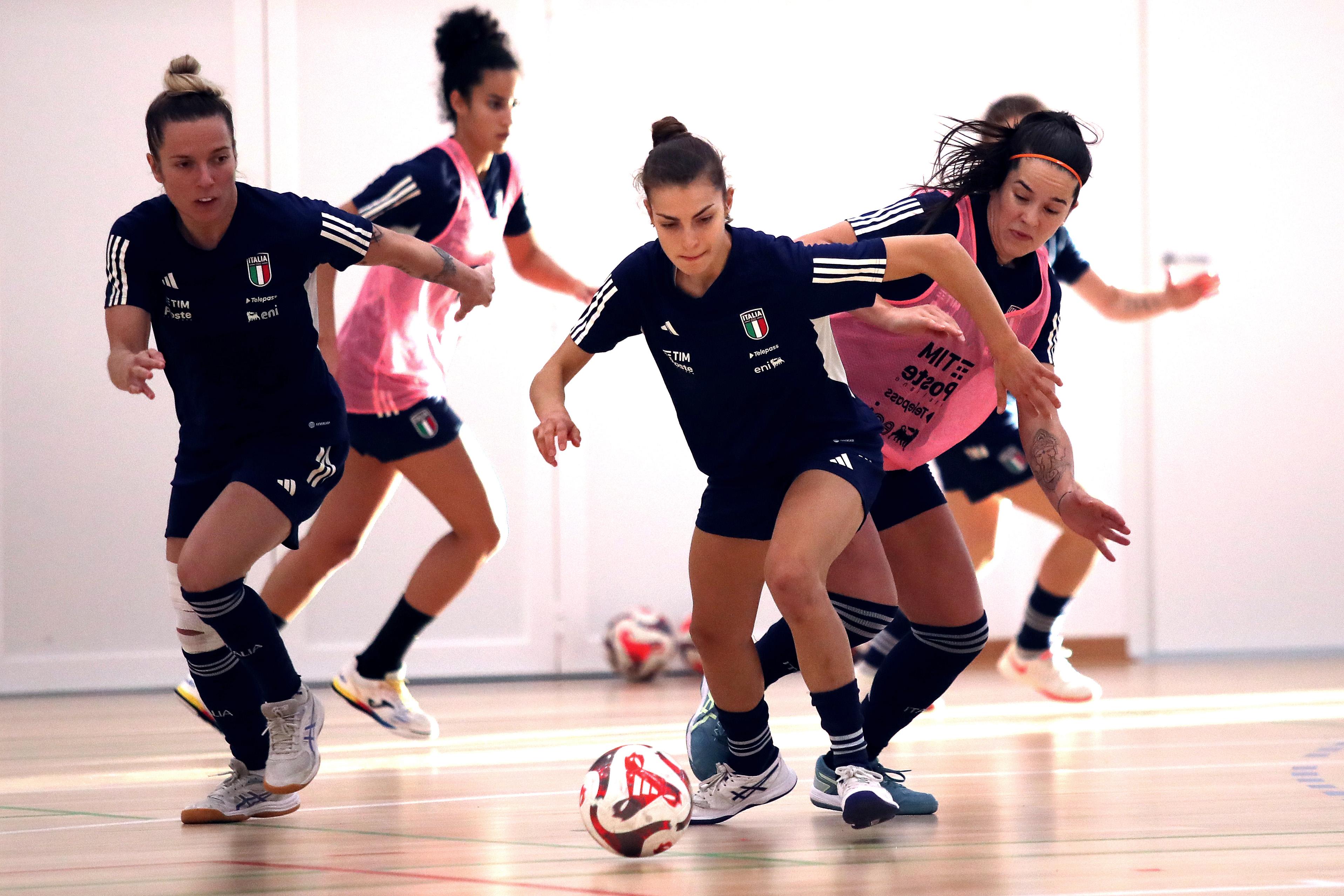 ROME, ITALY - OCTOBER 11: Italy futsal head coach Francesca Salvatore with her players during Italy women futsal training session at Centro Sportivo Giulio Onesti on October 11, 2024 in Rome, Italy. (Photo by Paolo Bruno - FIGC/FIGC via Getty Images)