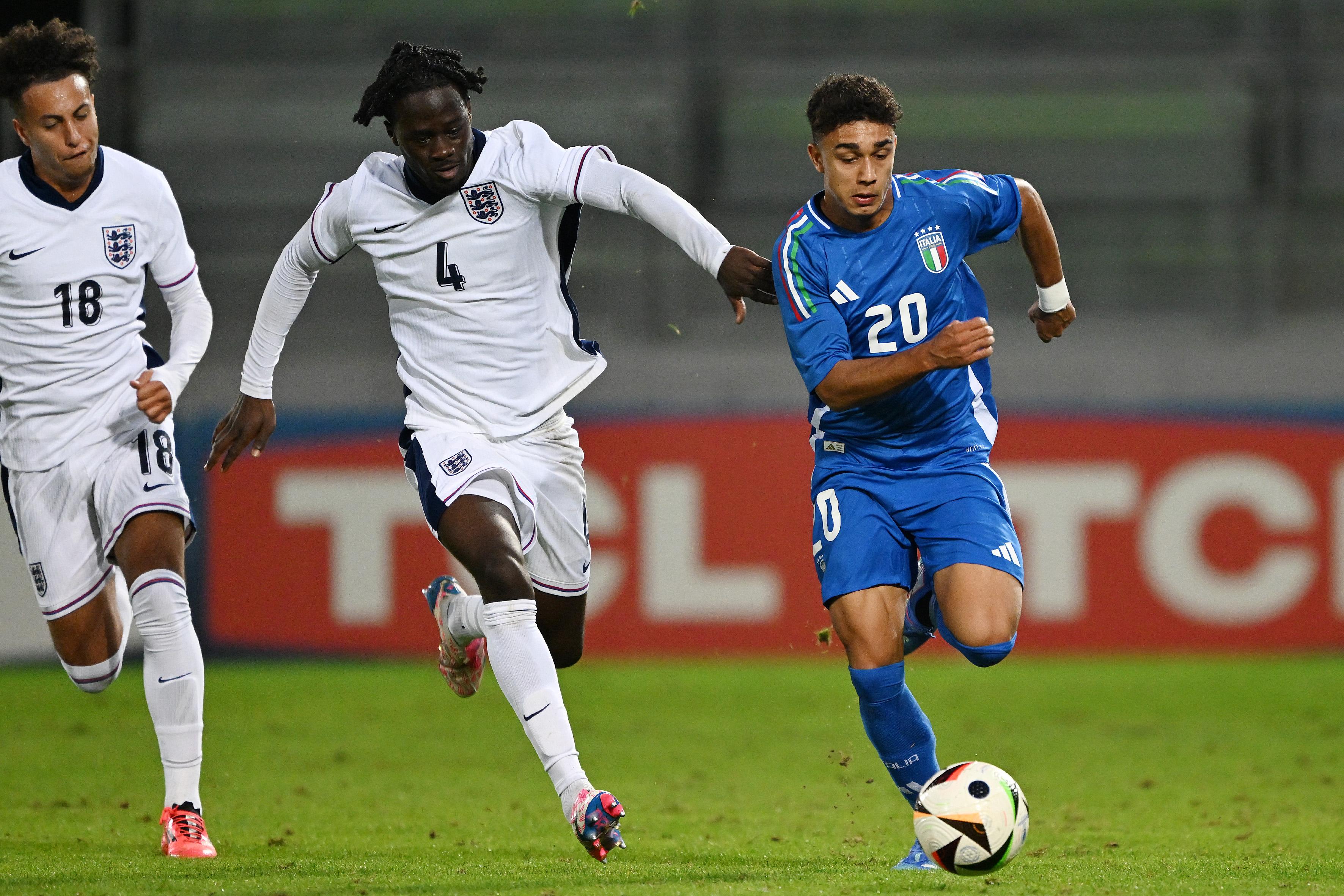 FROSINONE, ITALY - OCTOBER 10: Dominic Vavassori of Italy U20 battles for possession with Darko Boateng Gyabi of England U20 during the Elite League match between Italy U20 and England U20 at Stadio Benito Stirpe on October 10, 2024 in Frosinone, Italy. (Photo by Francesco Pecoraro - FIGC/FIGC via Getty Images)